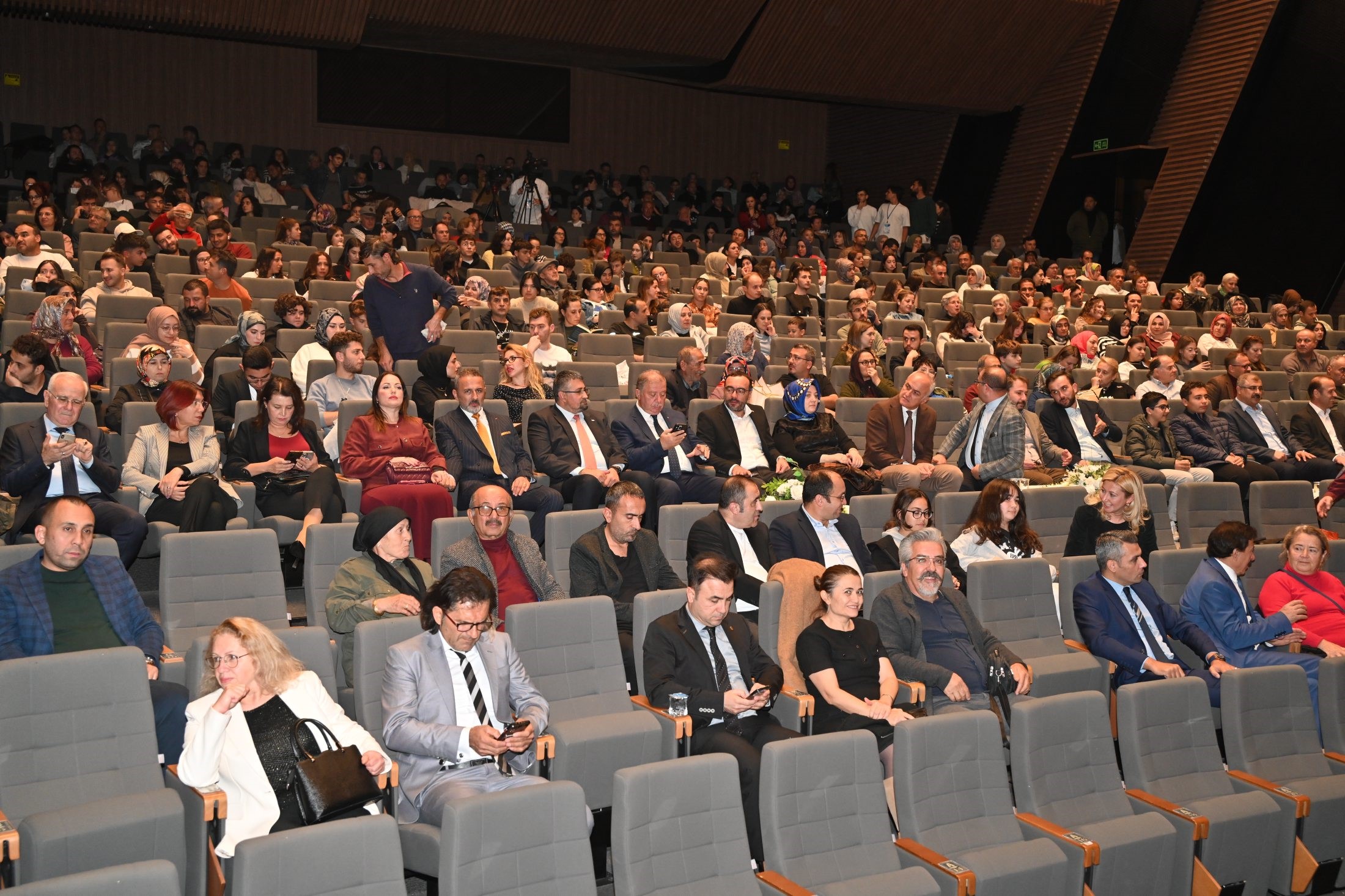 Isparta Belediyesi Sehir Tiyatrosu (1)