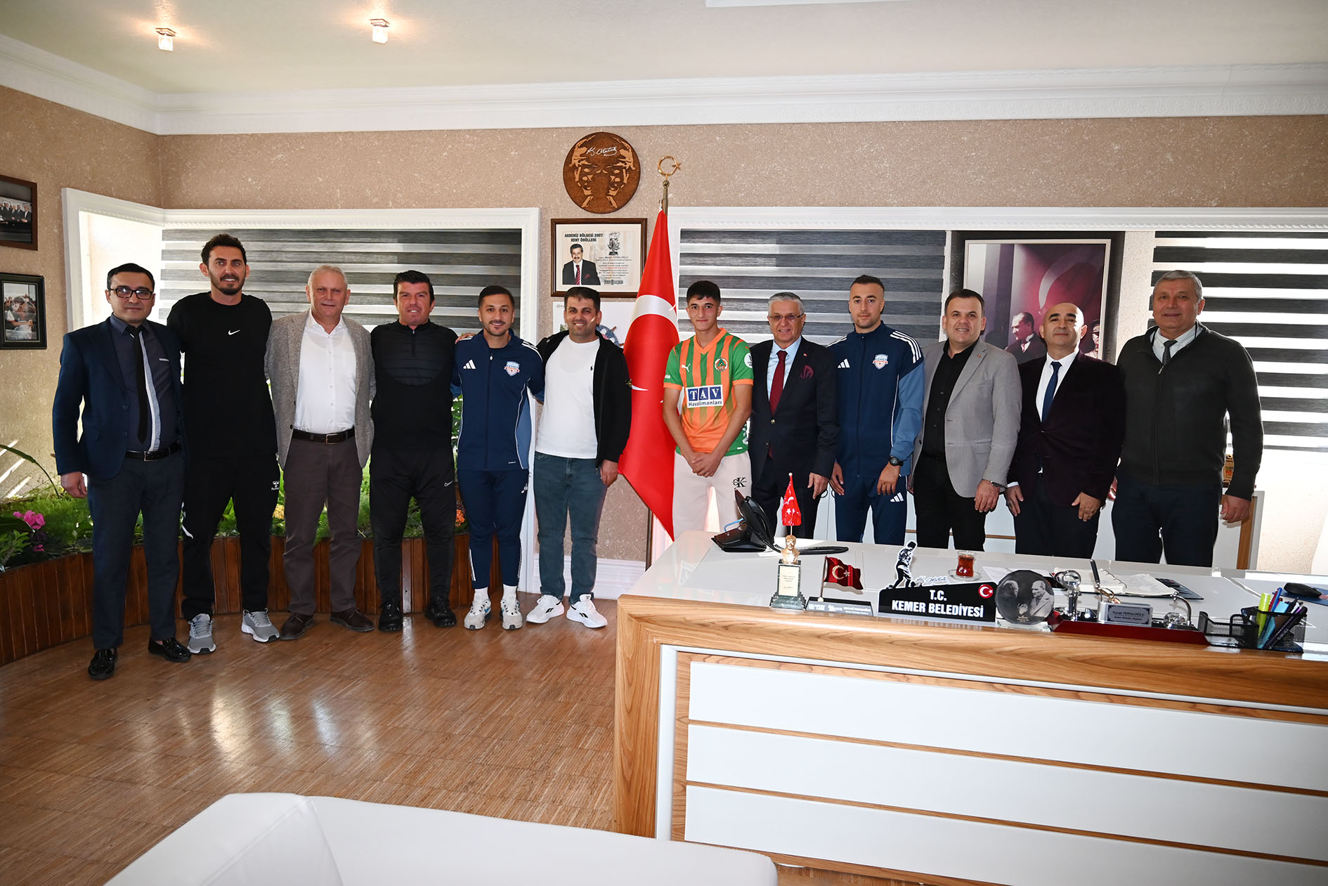Kemer Belediyespor Bir Futbolcuyu Daha Transfer Etti (1)