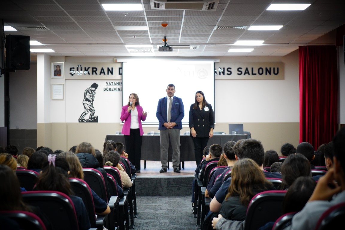 Konyaalti Beledi̇yesi̇ Okul Kütüphanesi̇ne Ki̇tap Bağişi Yapti (5)