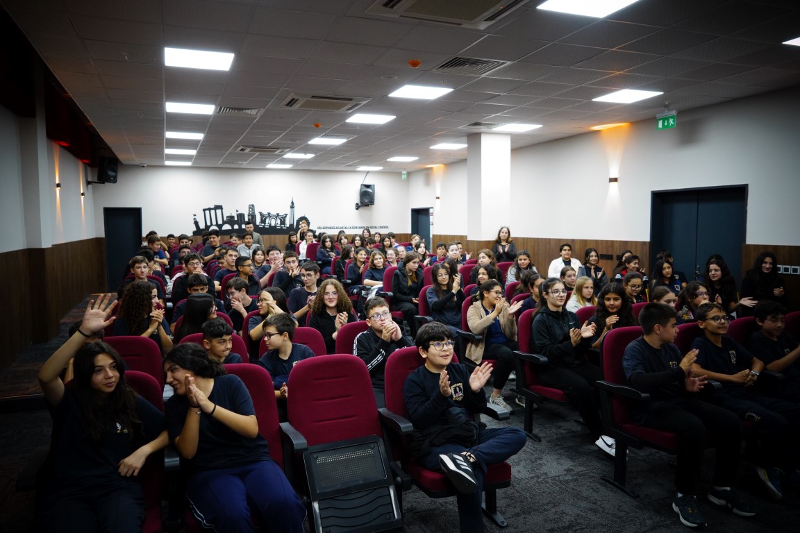 Konyaalti Beledi̇yesi̇ Okul Kütüphanesi̇ne Ki̇tap Bağişi Yapti (7)