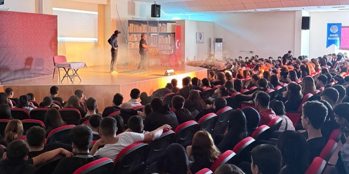 'Madde Bağımlılığı' Konulu Tiyatro Büyük Ilgi Gördü (1)