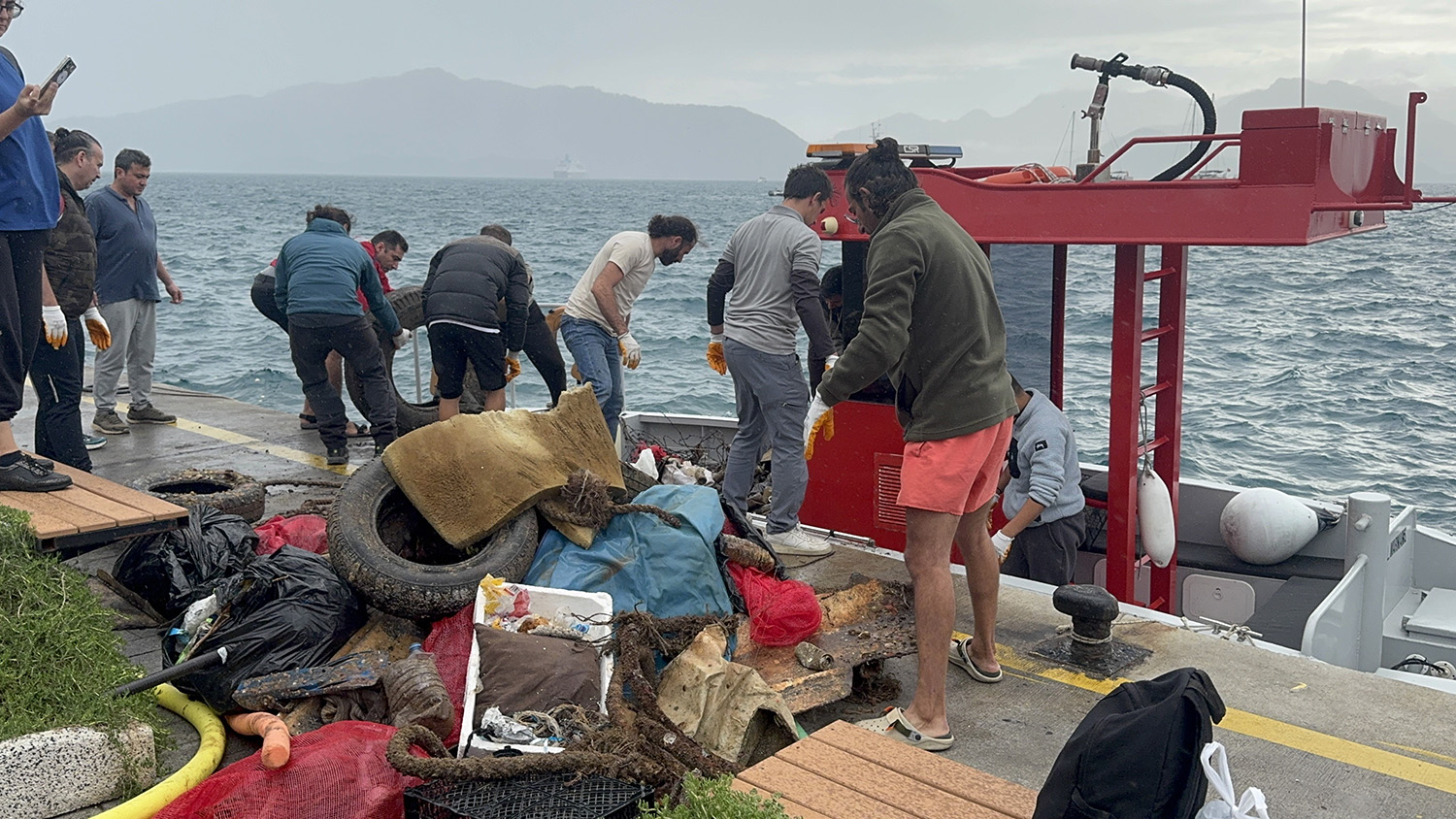 Marmaris'te Sezon Sonu Deniz Dibi Temizliğinde Çıkanlar Şaşırttı (2)
