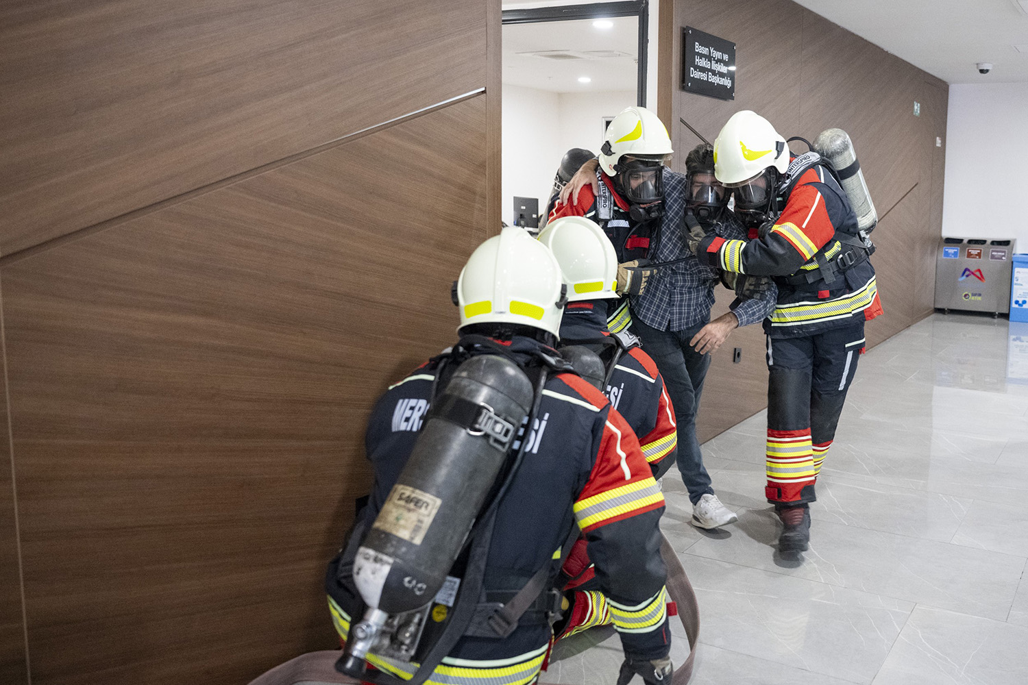 Mersin Büyükşehir Belediyesi Binasında Yangın Tatbikatı Gerçekleştirildi (2)