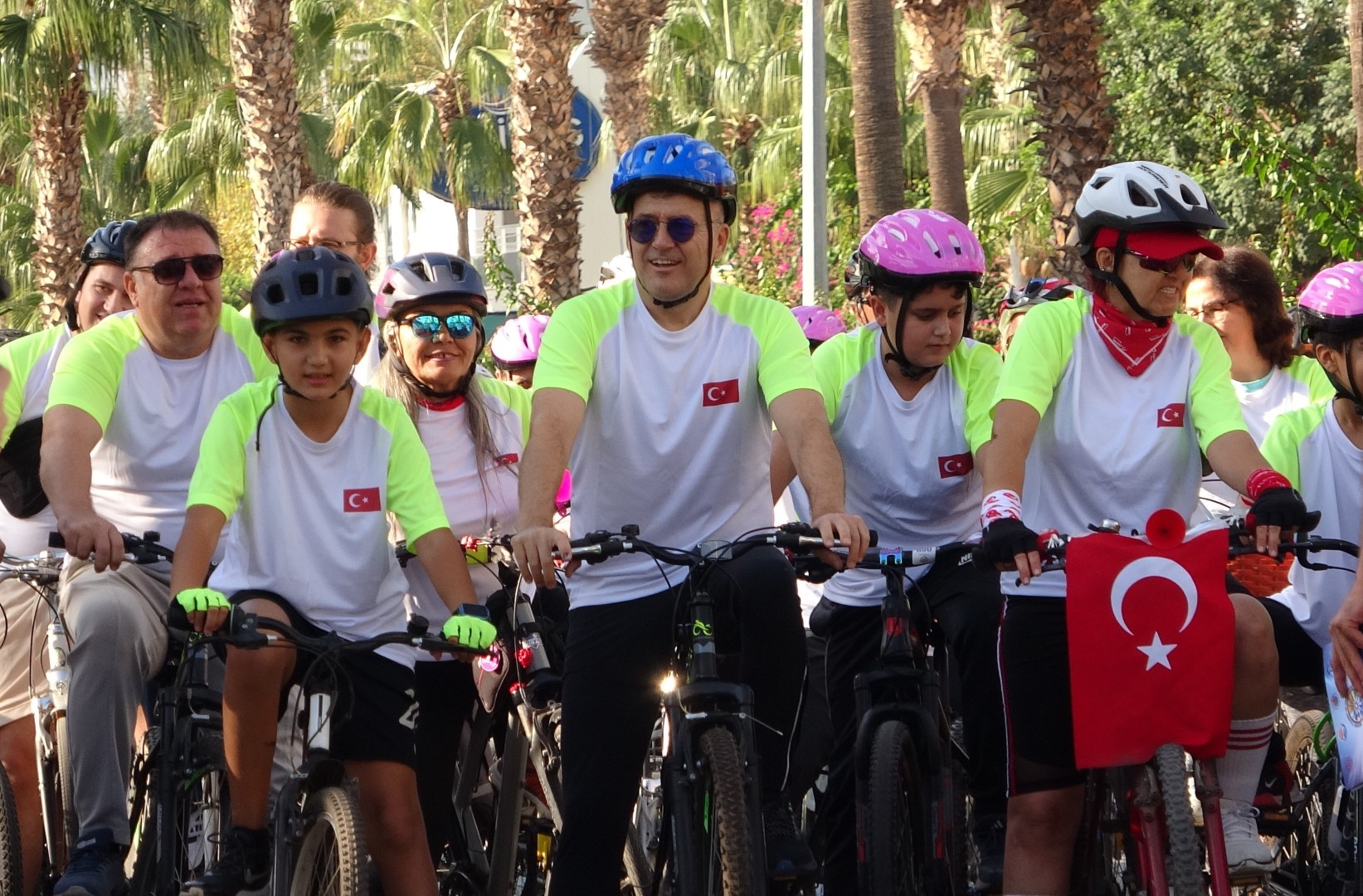 Mersin’de Yaşlısından Gencine Bisiklet Tutkunları Pedal Çevirdi (2)
