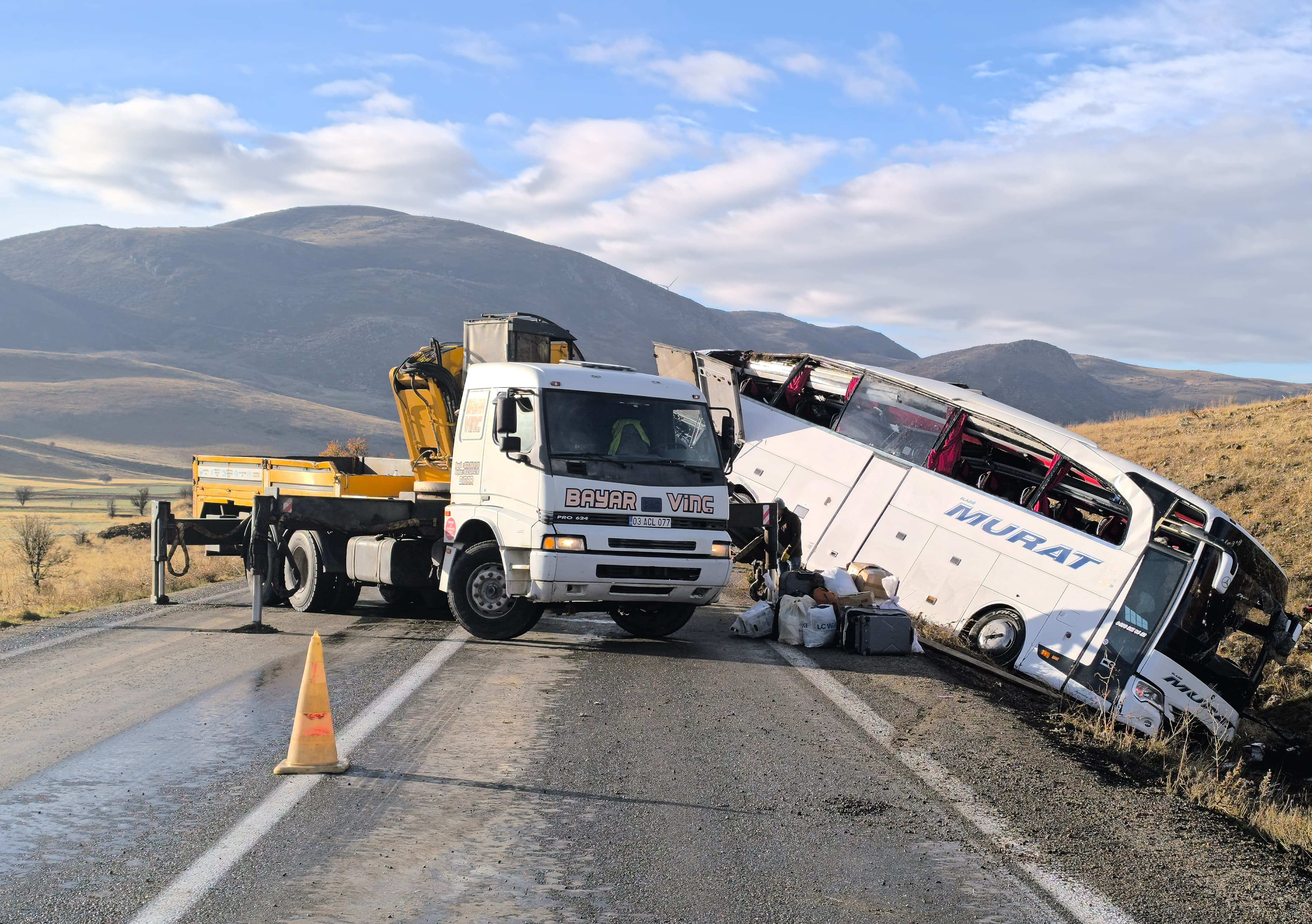 Otobüs Kazasında Ölenlerin Kimlik Tespit Çalışmaları Sürüyor (1)