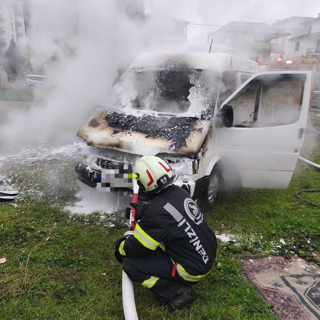 Park Halindeki Minibüs Alevlere Teslim Oldu (1)