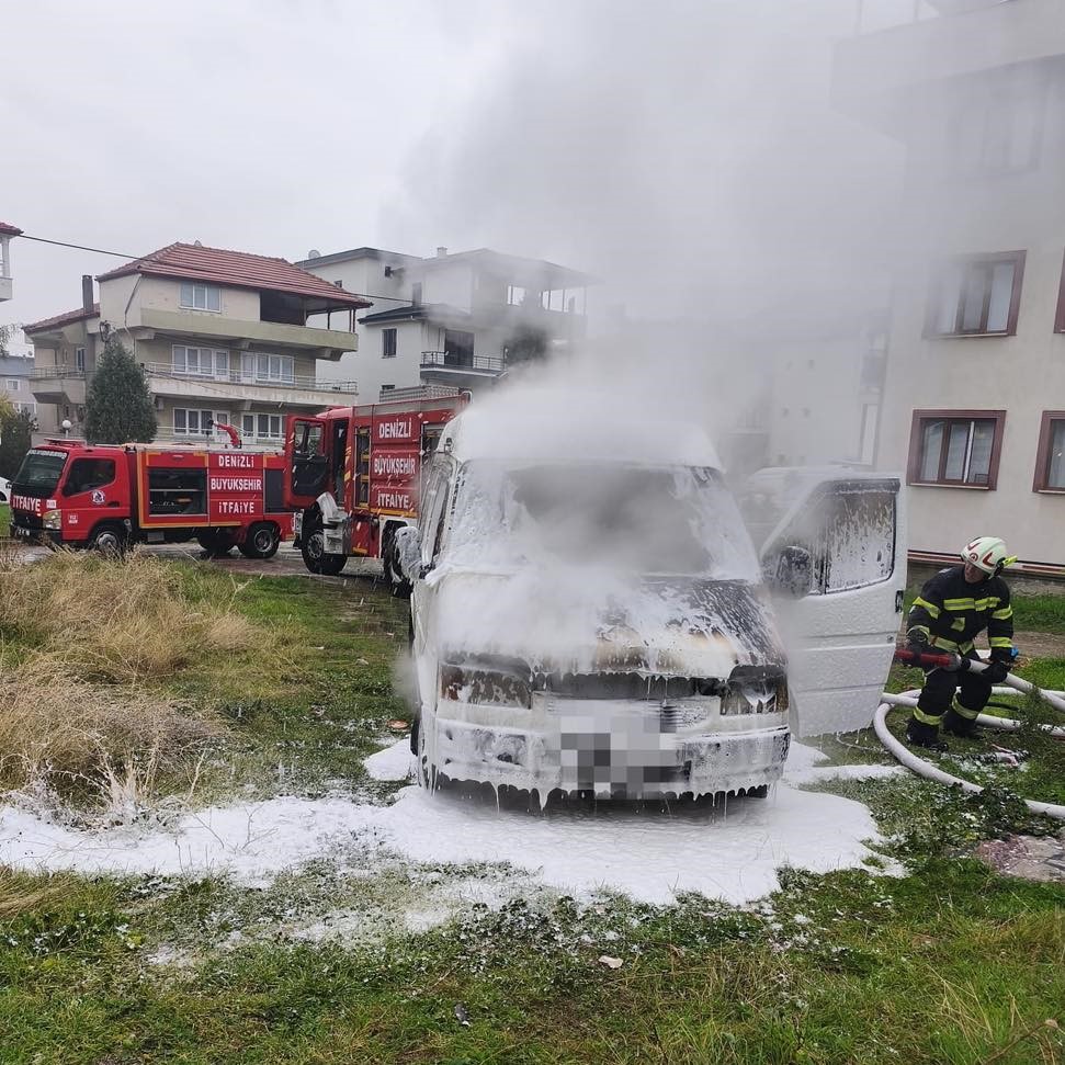 Park Halindeki Minibüs Alevlere Teslim Oldu (3)