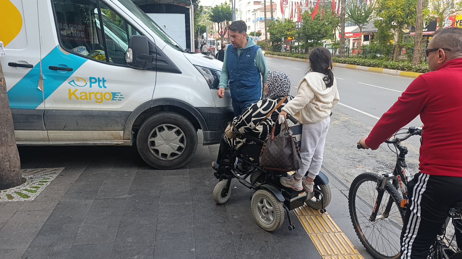 Ptt Araçları Engellilere Yol Vermedi, Söylenenler Çileden Çıkardı (3)