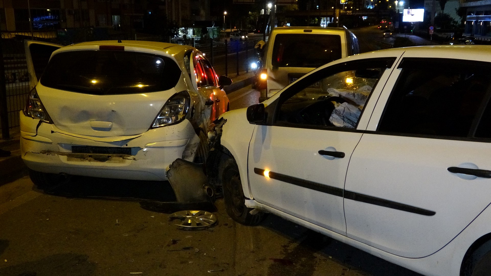 Refüje Çarpan Araç Zincirleme Kazaya Sebep Oldu (1)