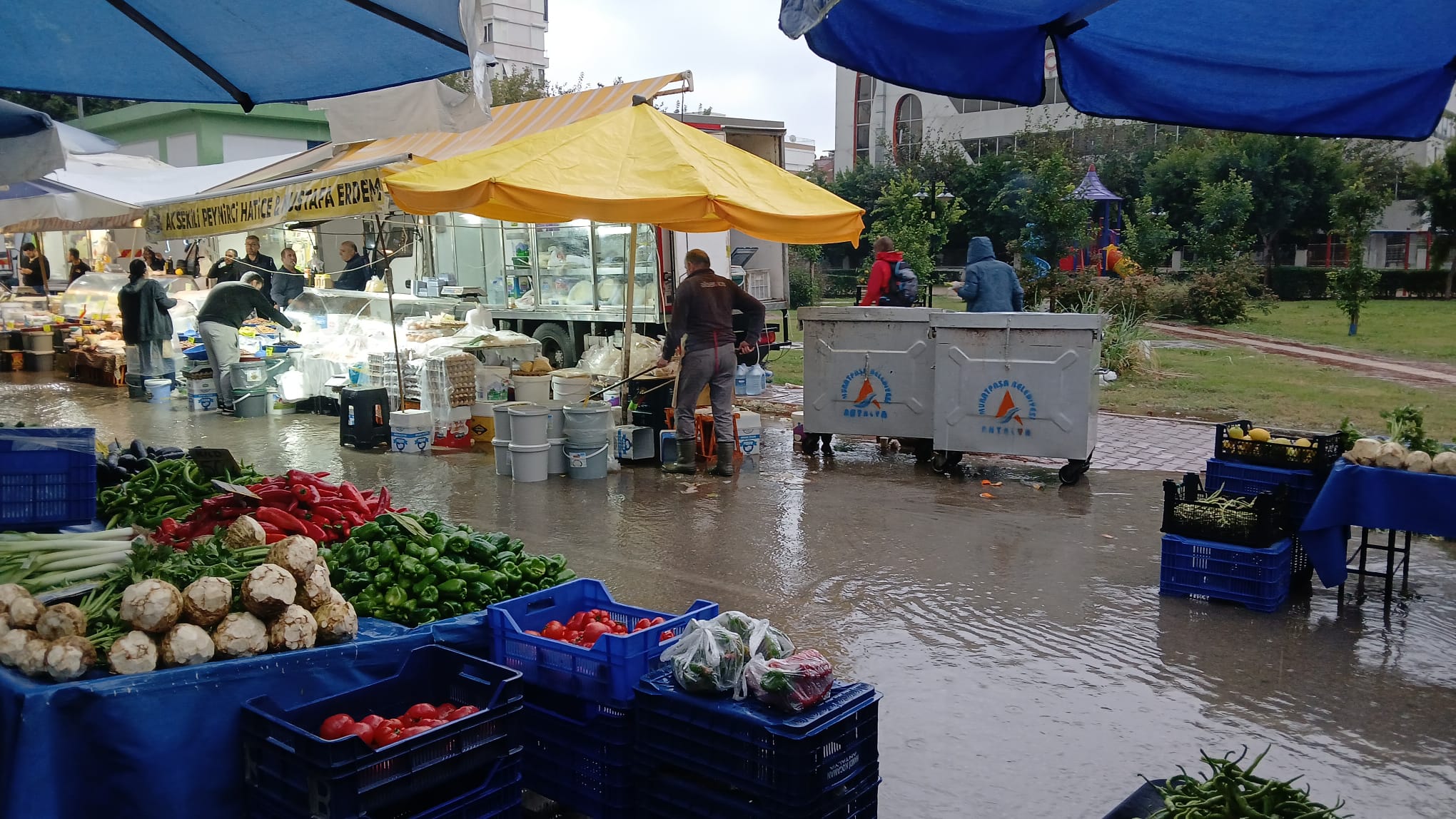 Sirinyali Pazari Sular Altinda Kaldi (1)