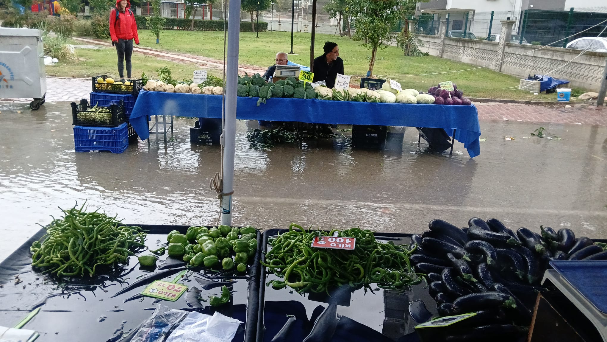 Sirinyali Pazari Sular Altinda Kaldi (2)