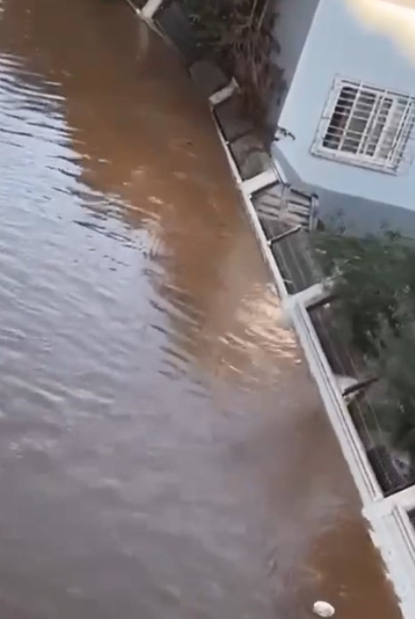 Su Basan Sitenin Istinat Duvarı Yıkıldı (2)