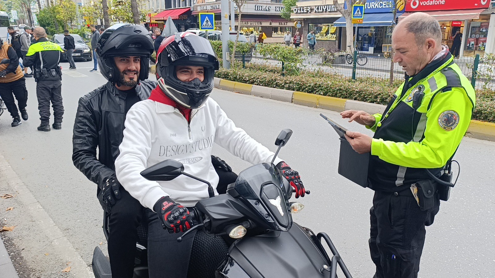 Trafik Polisinden Trafiği Tehlikeye Düşüren Bisikletliye Nasihat (3)