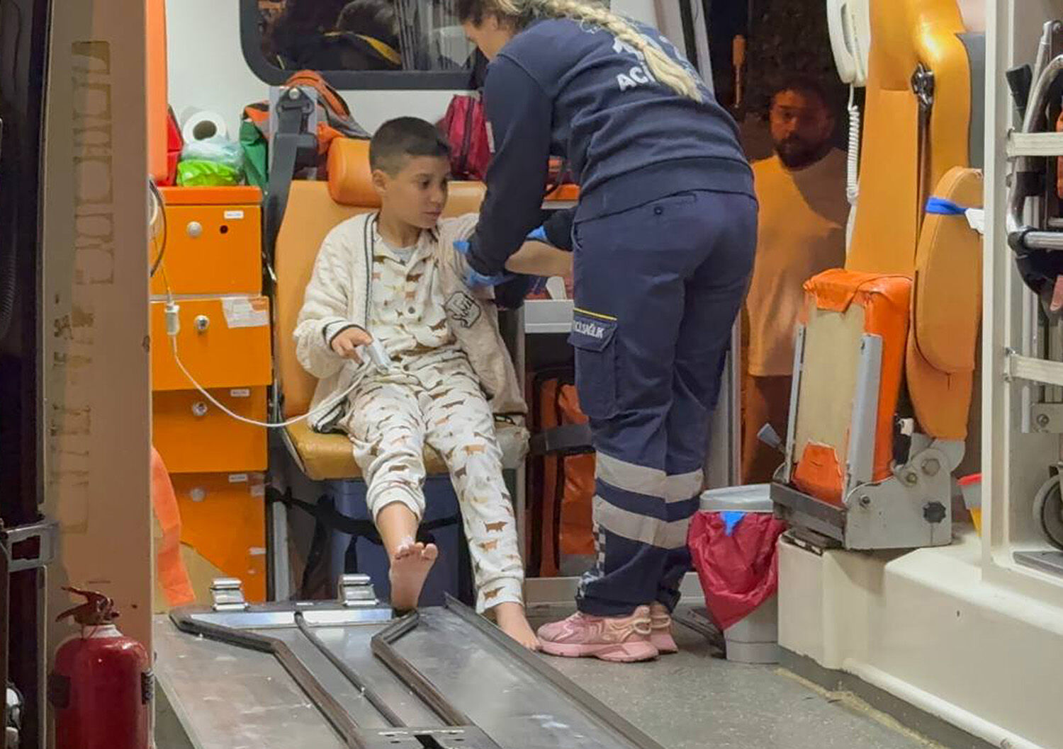 Y A N G I N D A A Y A K L A R I Y A N A N K A D I N I L E K E D I S I 995173 295234