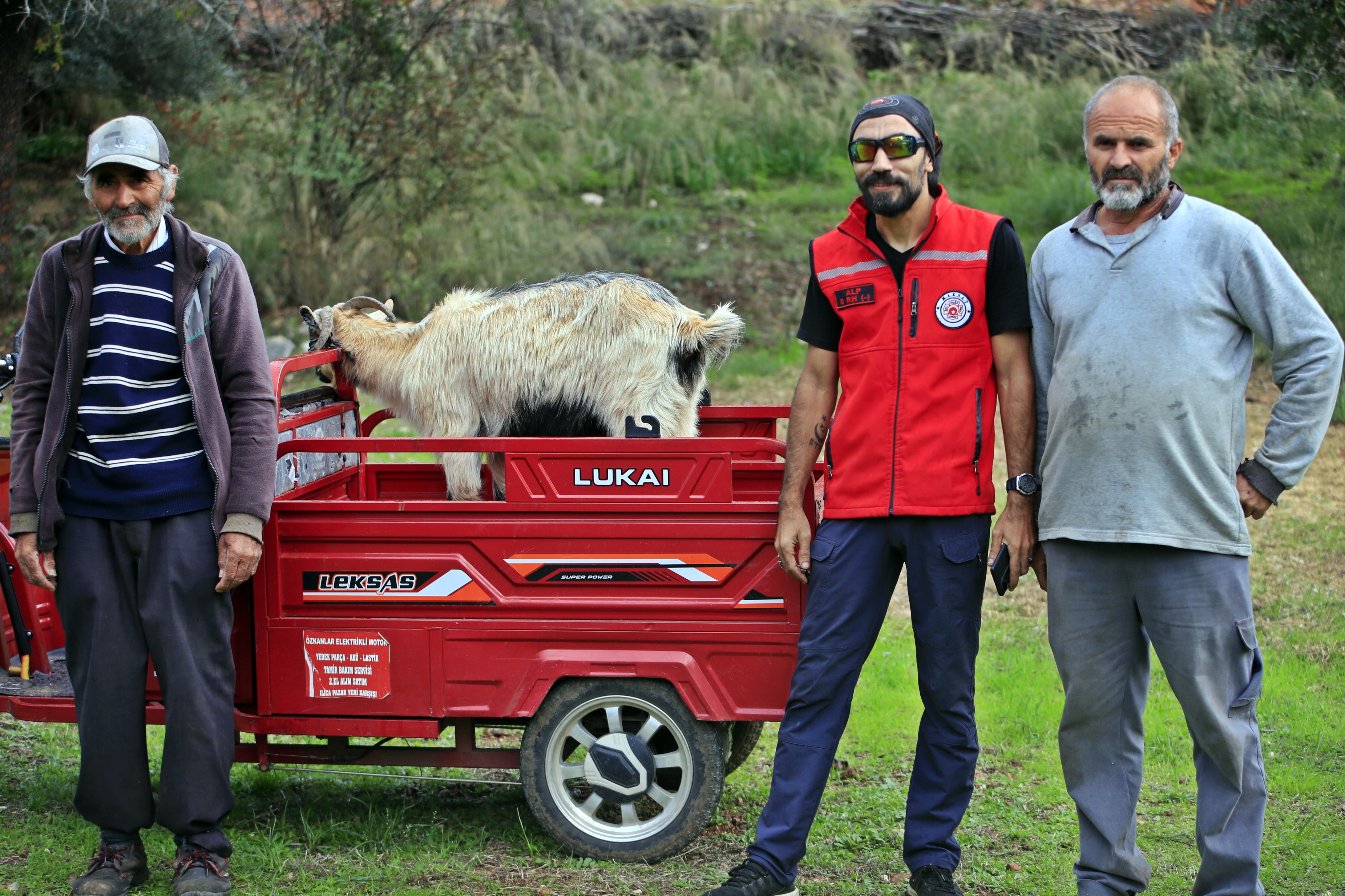 Yaşlı Adam Mutluluğunu Keçisine Sarılarak Yaşadı (7)