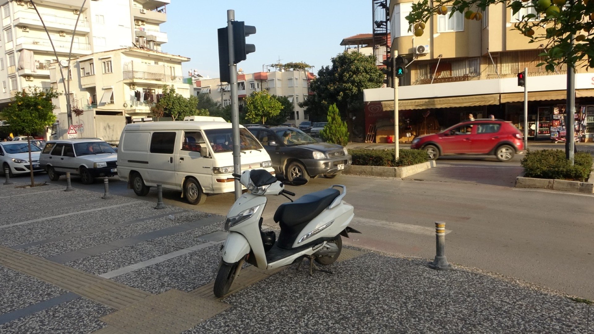 Yayaya Çarpmamak Için Motosikleti Devirdi (3)