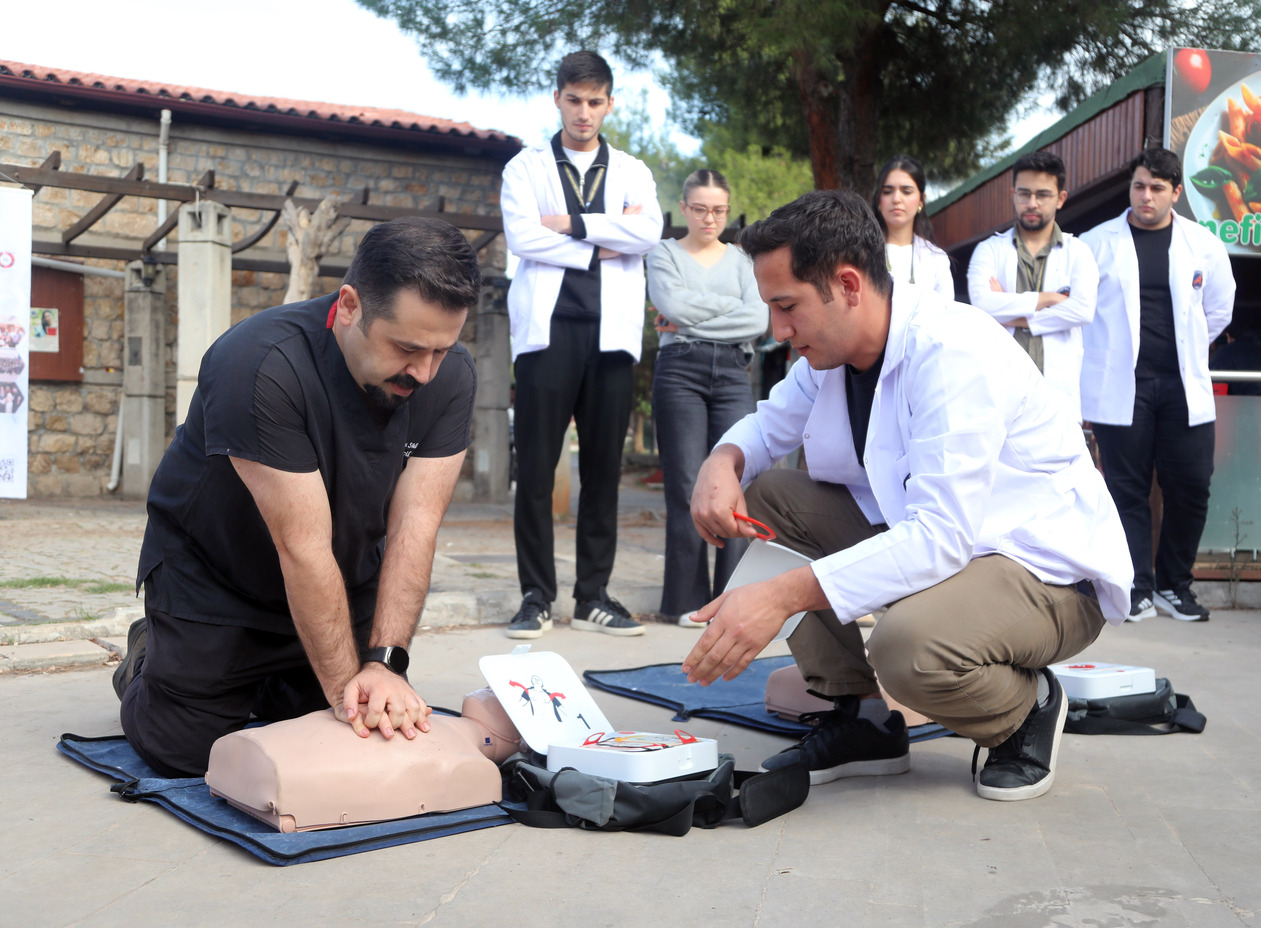 Akdeniz Üniversitesi’nde Yaşam Kurtaran Eğitim (3)