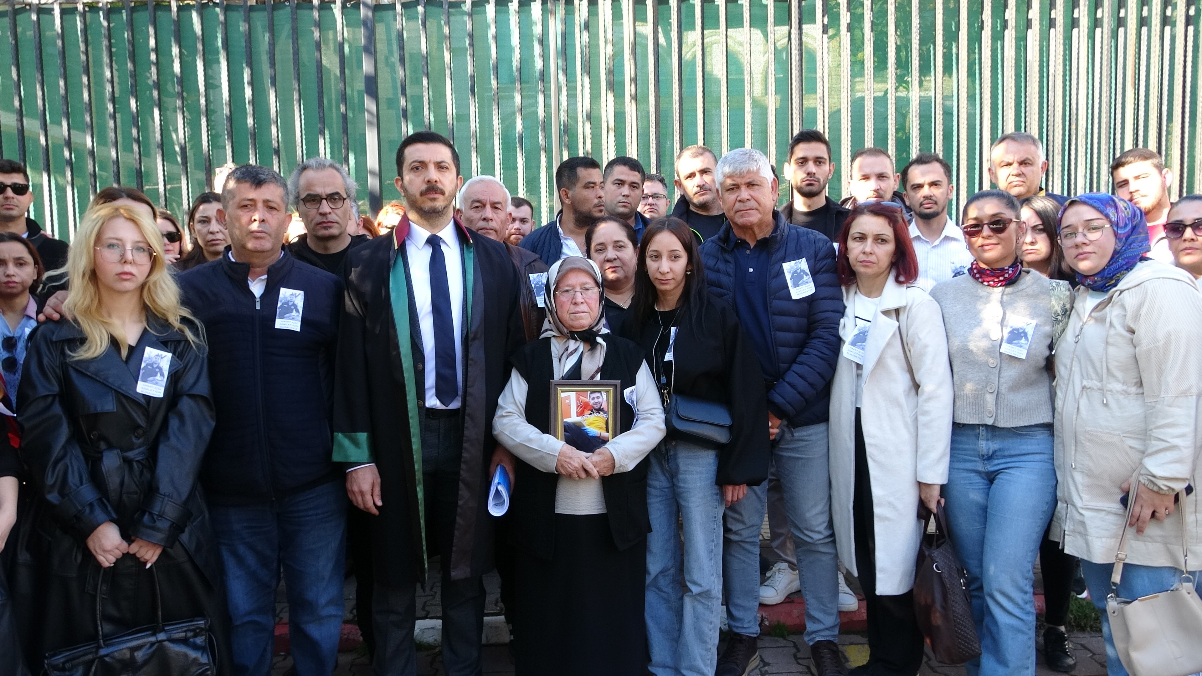 Anne Duruşmaya Oğlunun Fotoğrafıyla Geldi (4)