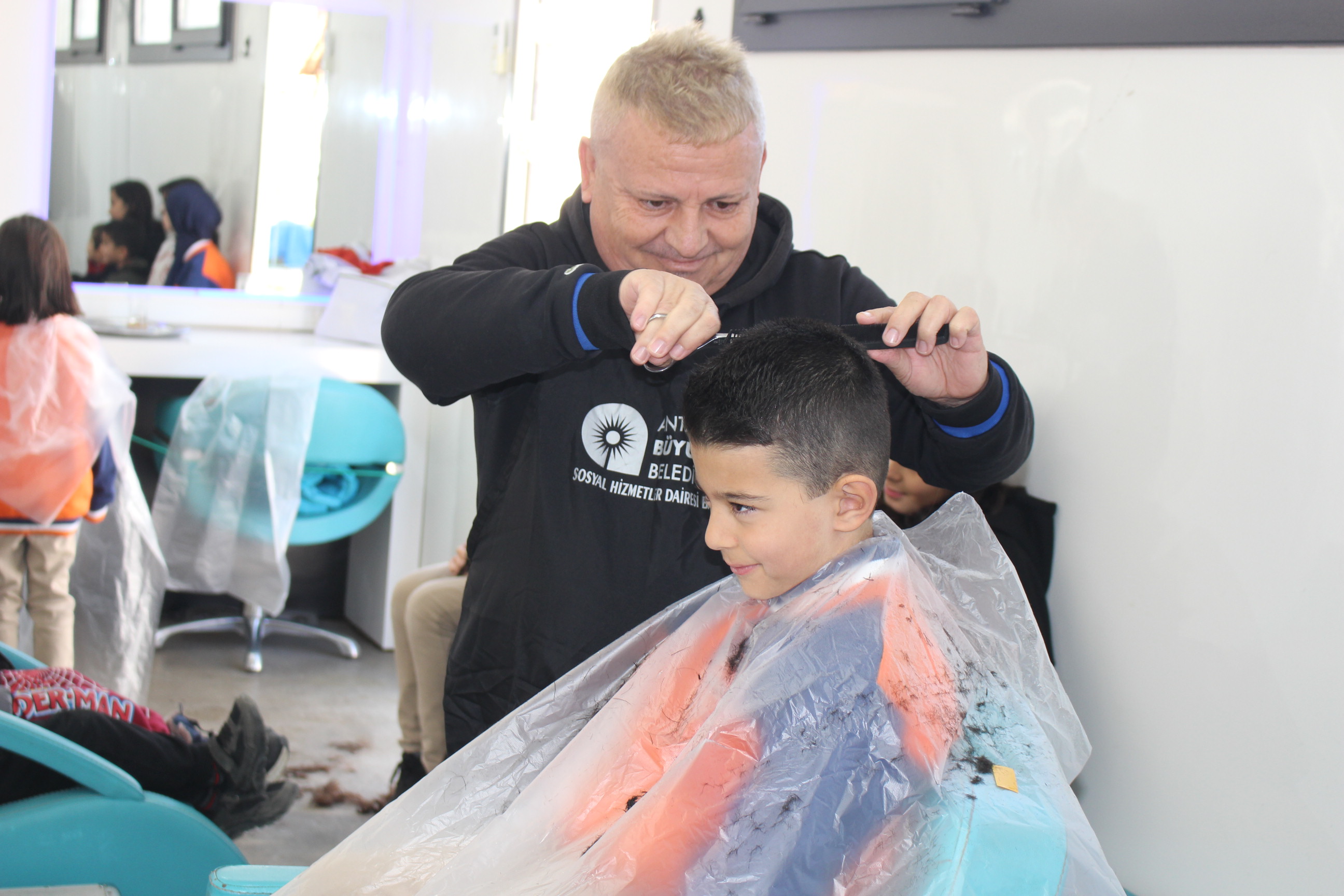 Antalya Büyükşehir’den Kırsal Mahallelere Mobil Kuaför Desteği (2)