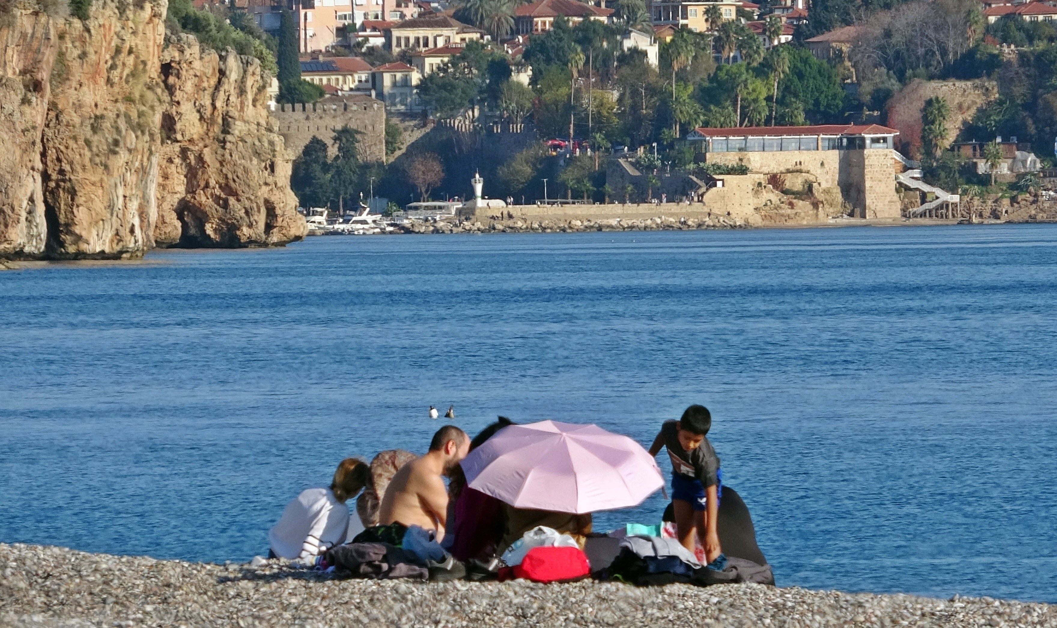 Antalya’da Akşam Soba Yakıyorlar Gündüz Denize Giriyorlar (1)