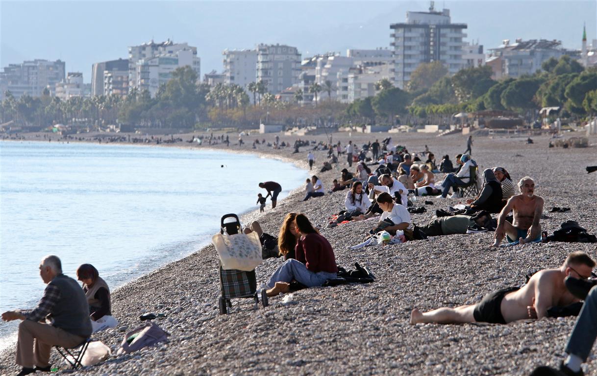 Antalya’da Akşam Soba Yakıyorlar Gündüz Denize Giriyorlar (2) (Medium)