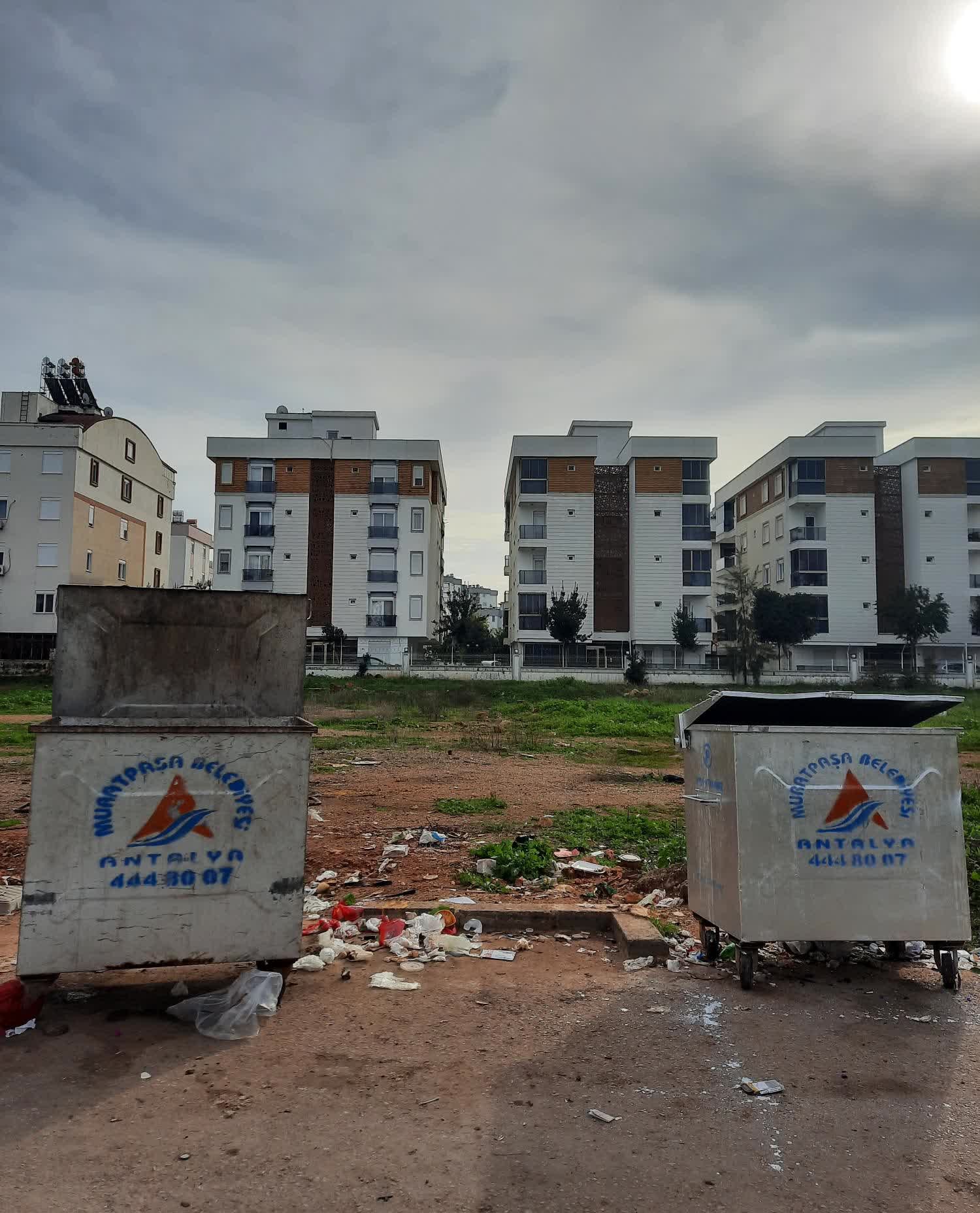 Antalya’da Konteynerlerin Karıştırılması Mahallede Sürekli Kirlilik Oluşturuyor (2)