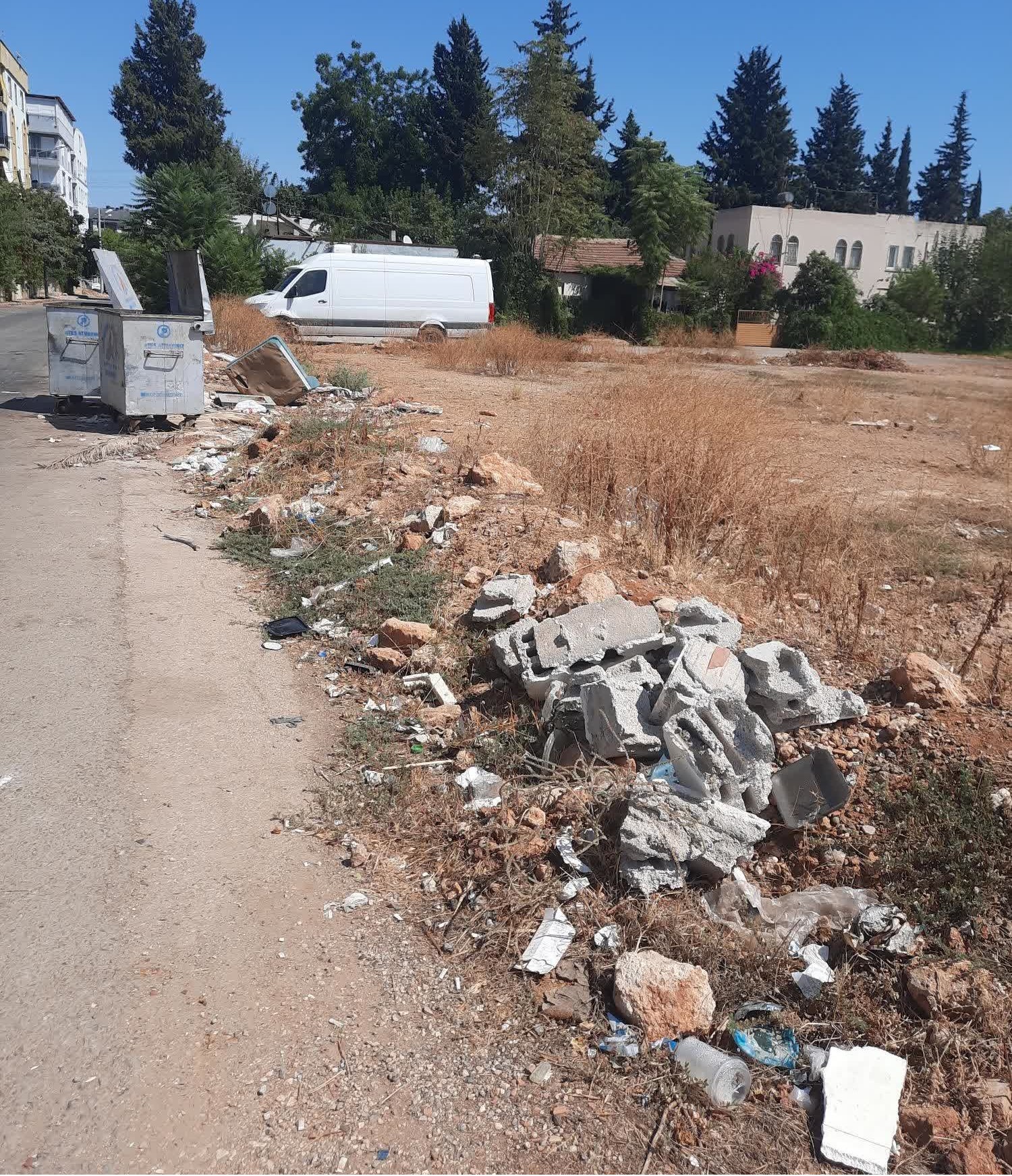 Antalya’da Konteynerlerin Karıştırılması Mahallede Sürekli Kirlilik Oluşturuyor (3)