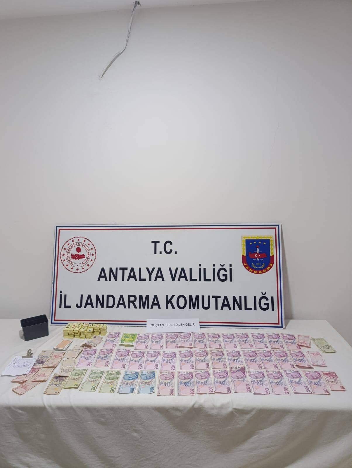 Antalya'da Mahalle Muhtarı Kumar Oynatırken Yakalandı
