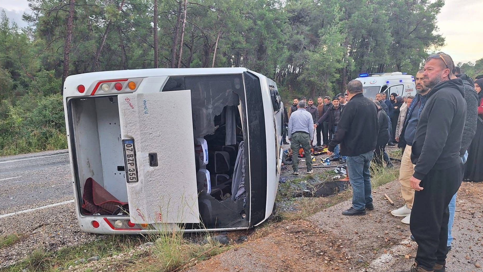 Antalya'da Midibüs Devrildi 6 Yaralı (1)