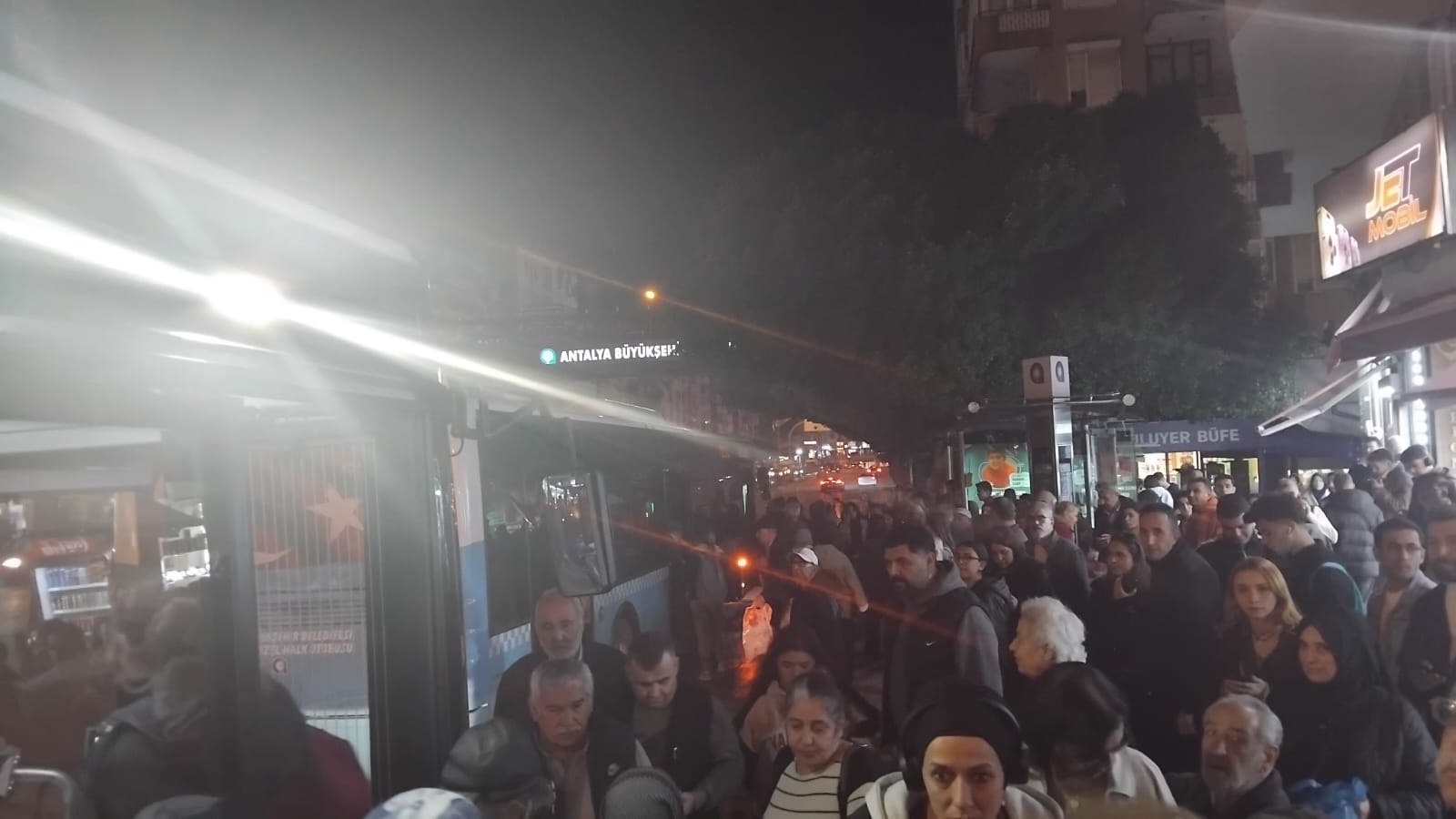 Antalya’da Toplu Taşıma Çilesi Bitmiyor… Saatlerce Bekleyen Antalyalılar Isyan Etti (1)