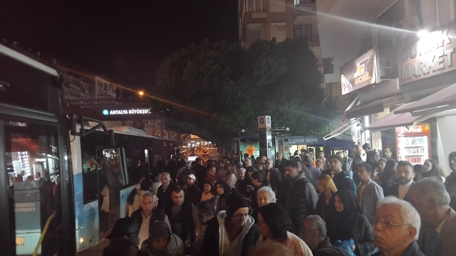 Antalya’da Toplu Taşıma Çilesi Bitmiyor… Saatlerce Bekleyen Antalyalılar Isyan Etti (2)