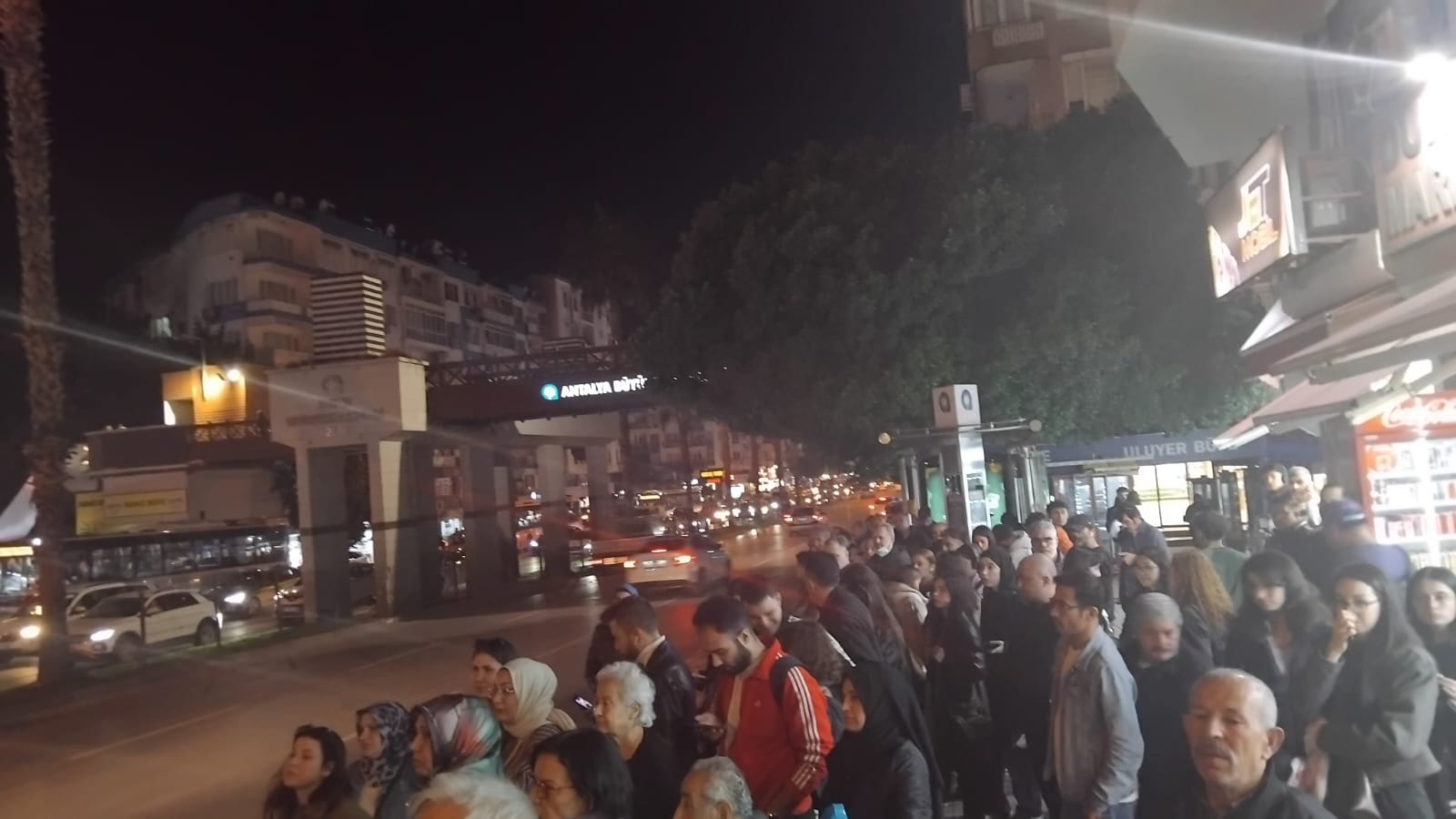 Antalya’da Toplu Taşıma Çilesi Bitmiyor… Saatlerce Bekleyen Antalyalılar Isyan Etti (6)