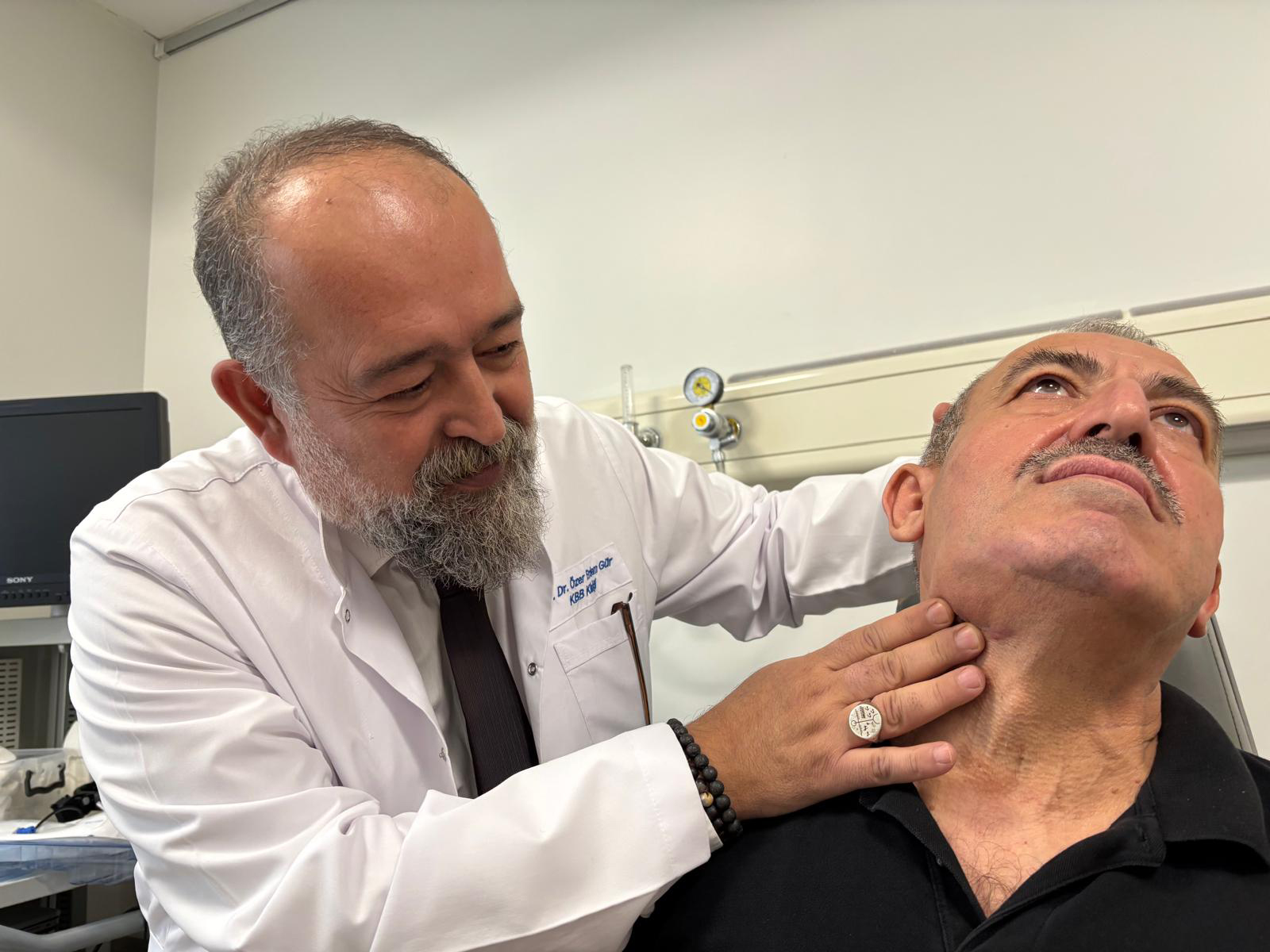 Antalya’da Tükürük Bezinden, 5 Taş Çıkarıldı (3)