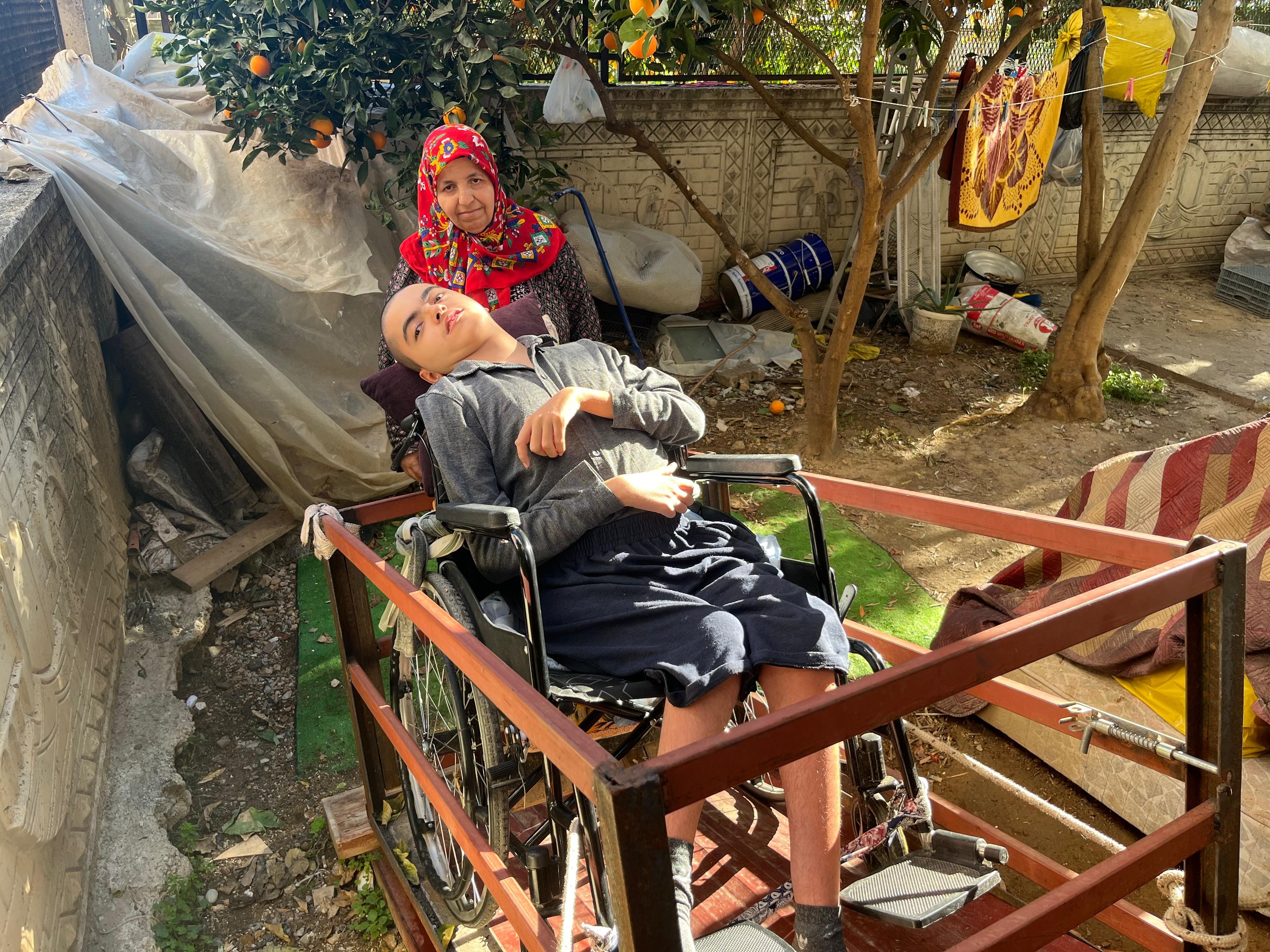 Antalya’da Üvey Baba Hamallık Yaparak Engelli Oğlu Için Raylı Asansör Yaptırdı (2)