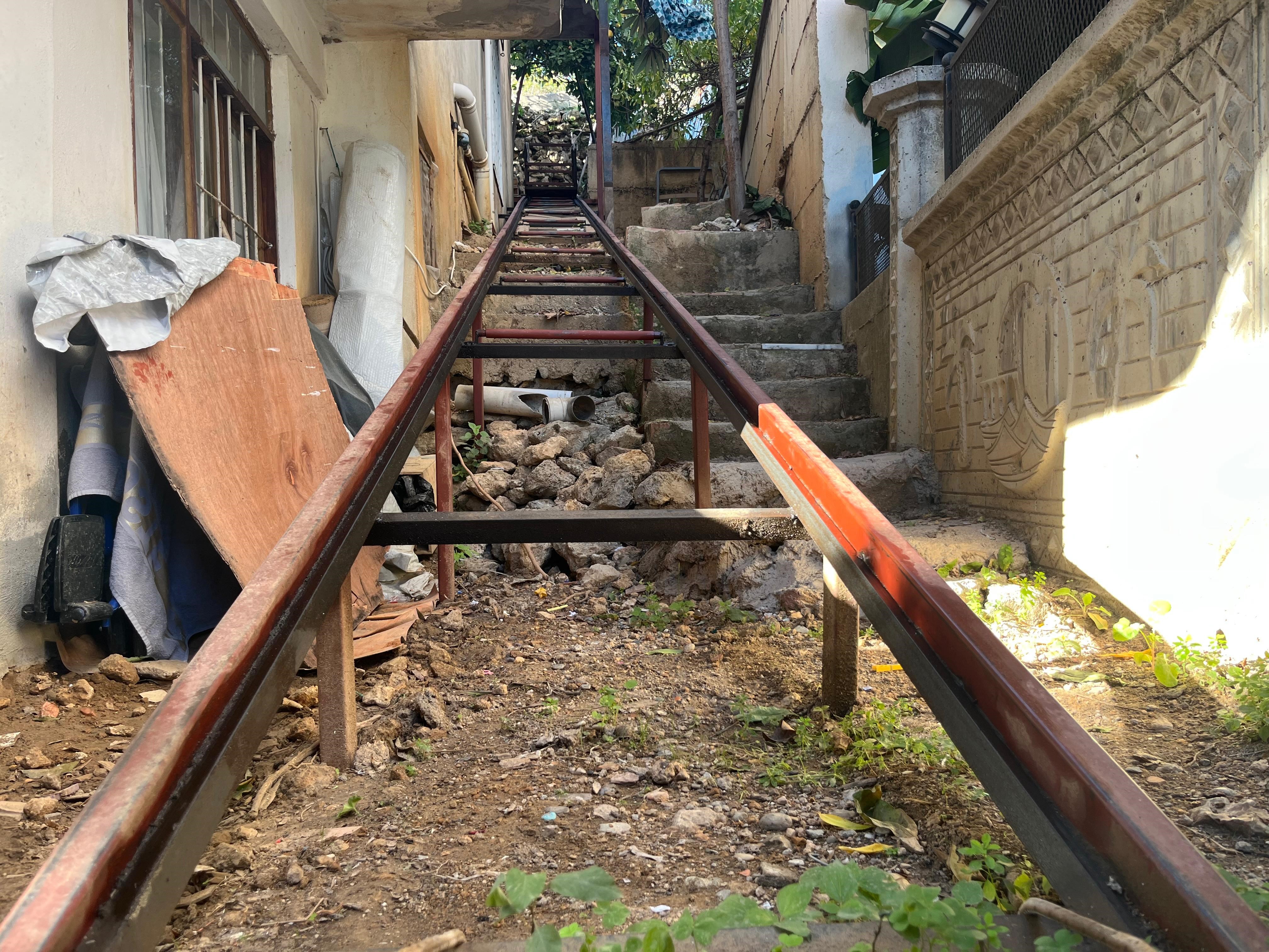 Antalya’da Üvey Baba Hamallık Yaparak Engelli Oğlu Için Raylı Asansör Yaptırdı (6)