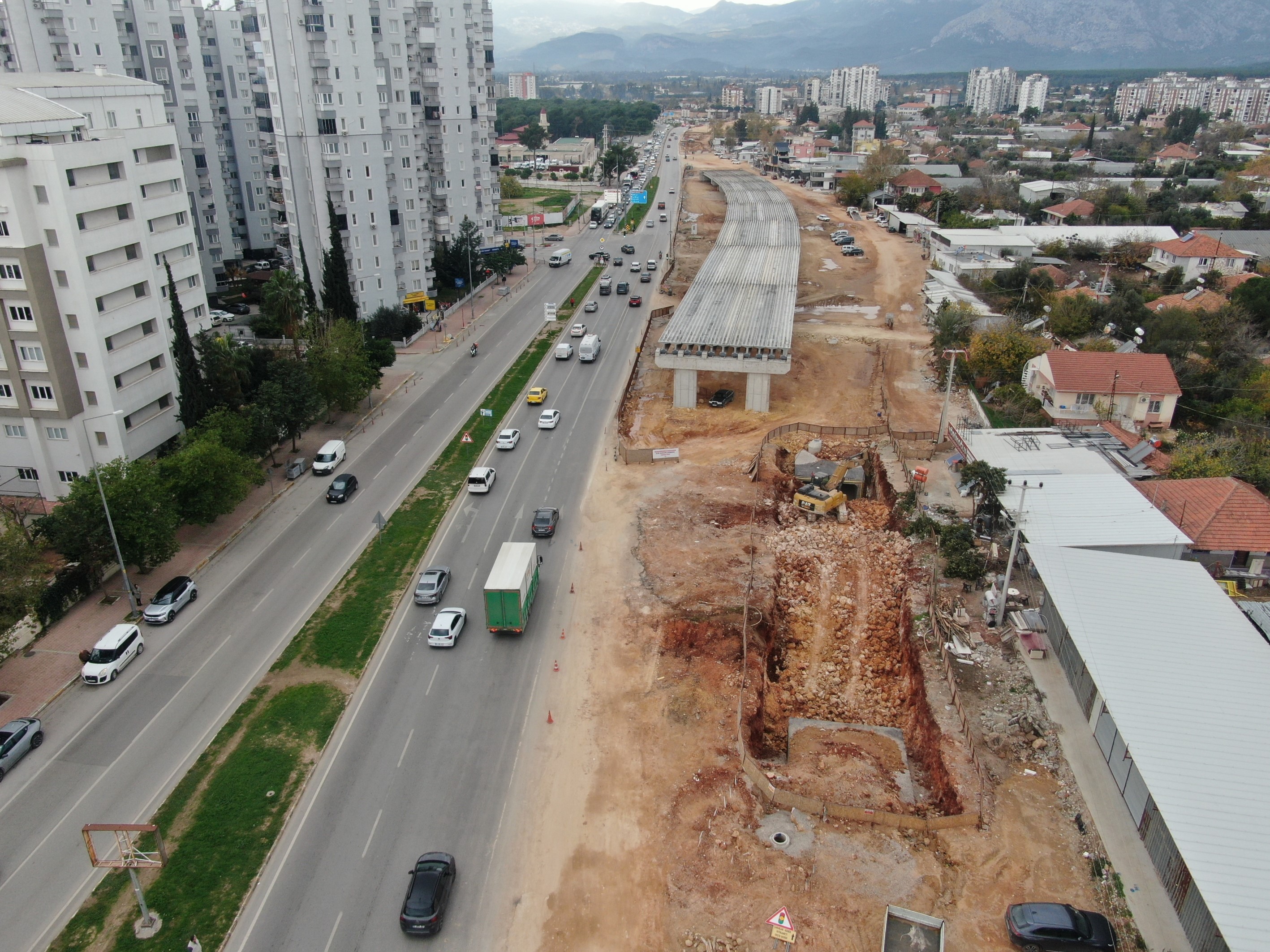 Antalya’da Yol Yapımına Mani Olan Pideci Yıkıldı (2)