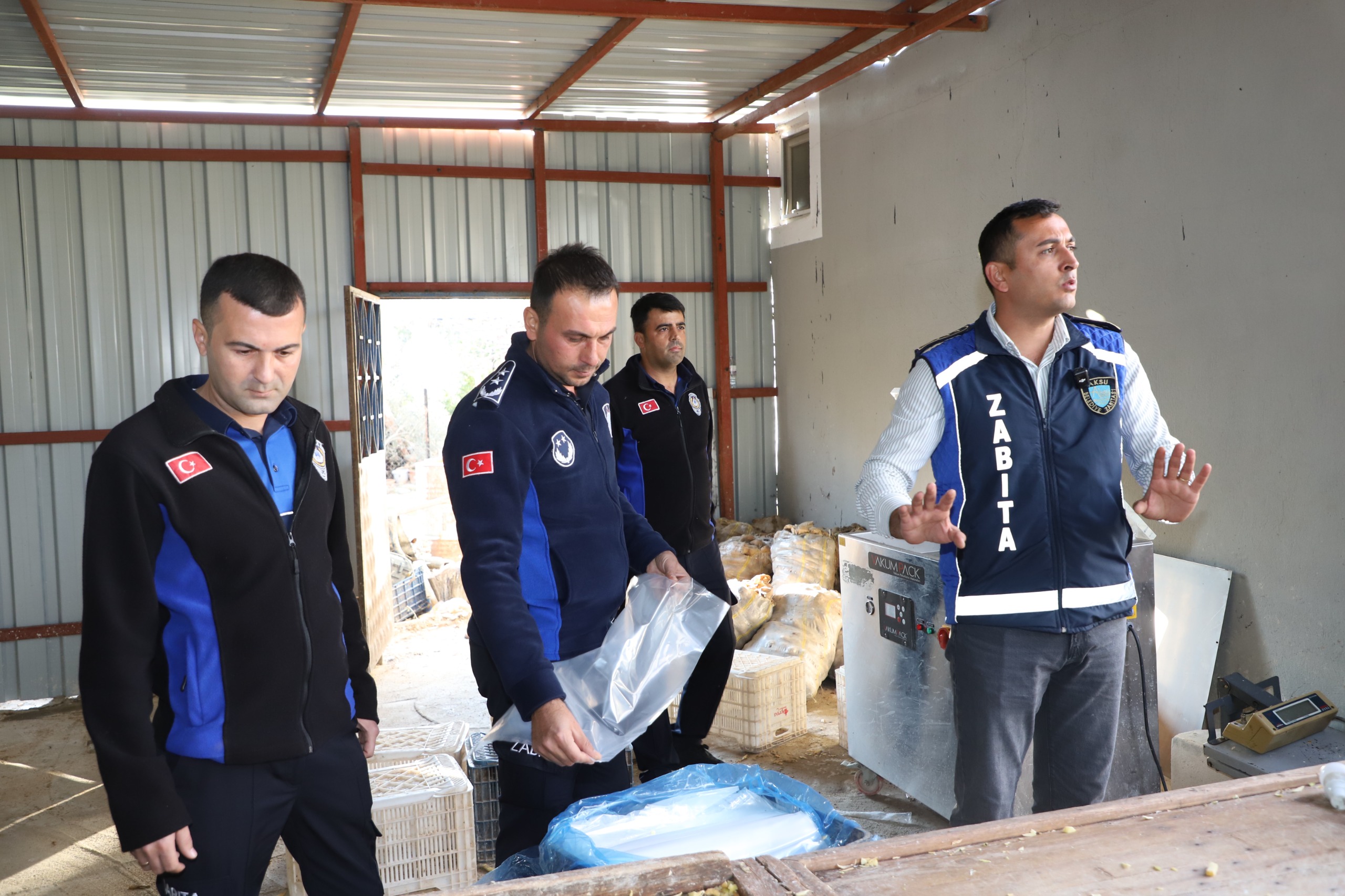 Antalya’da Zabıta Ekipleri Izinsiz Gıda Üretimini Durdurdu (1)