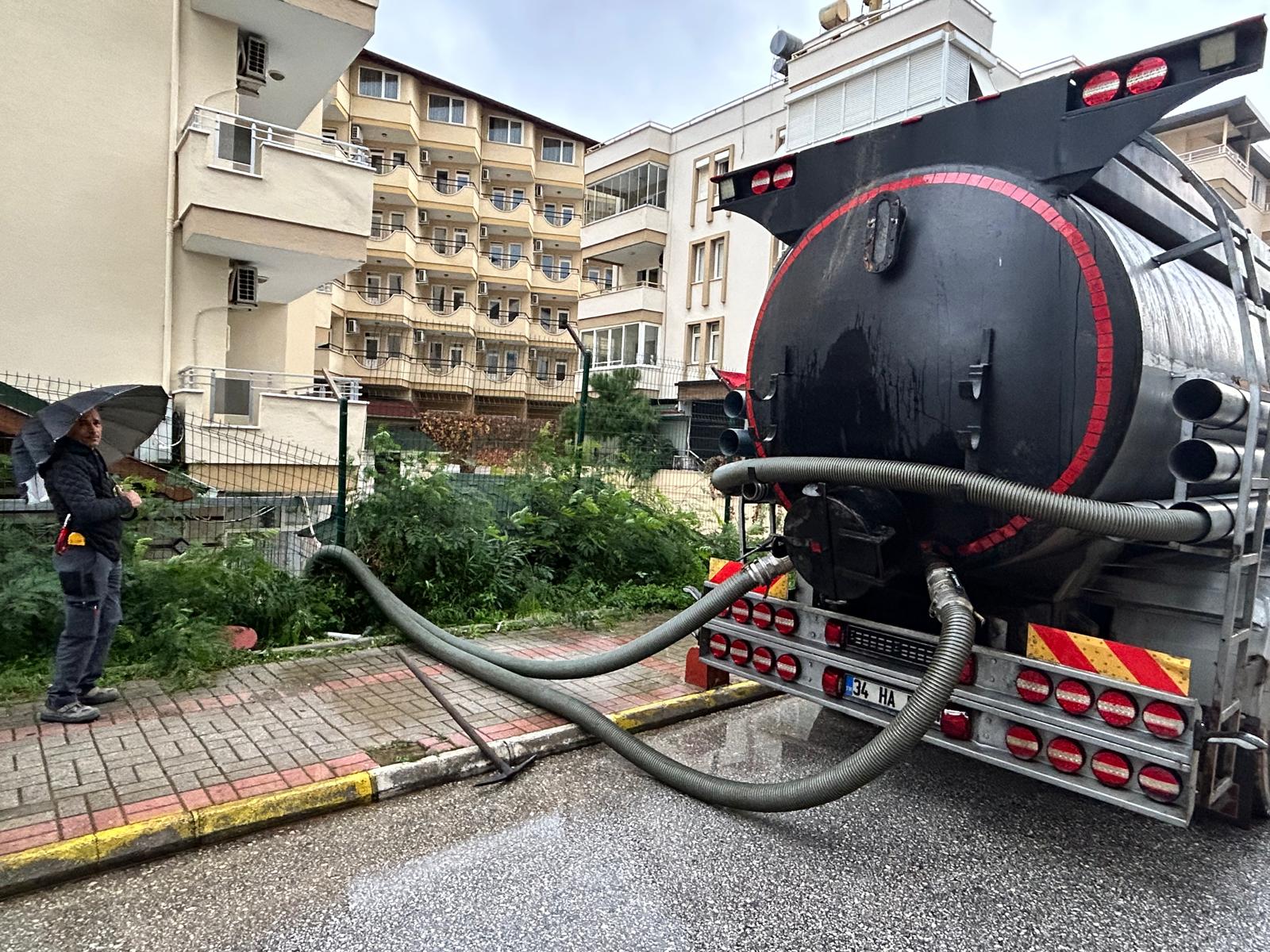 Antalya’daki Yağış Yolları Söktü (2)