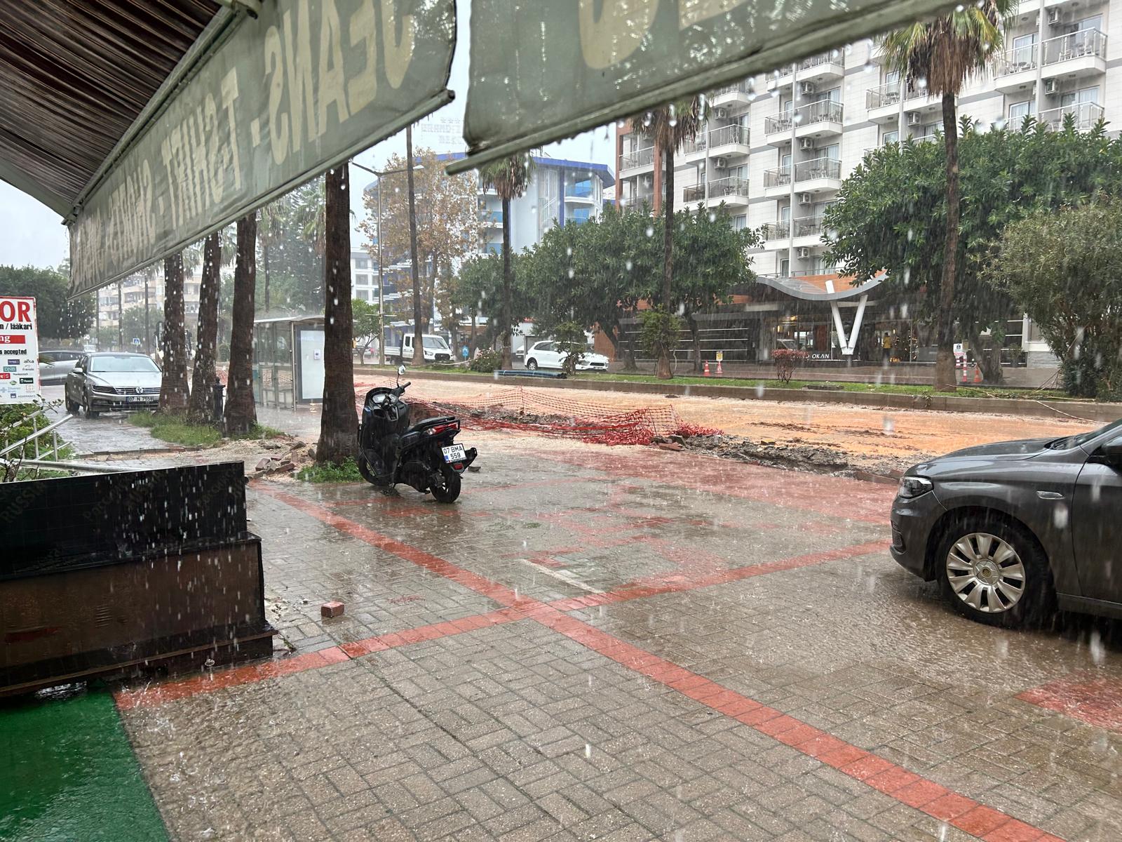 Antalya’daki Yağış Yolları Söktü (3)