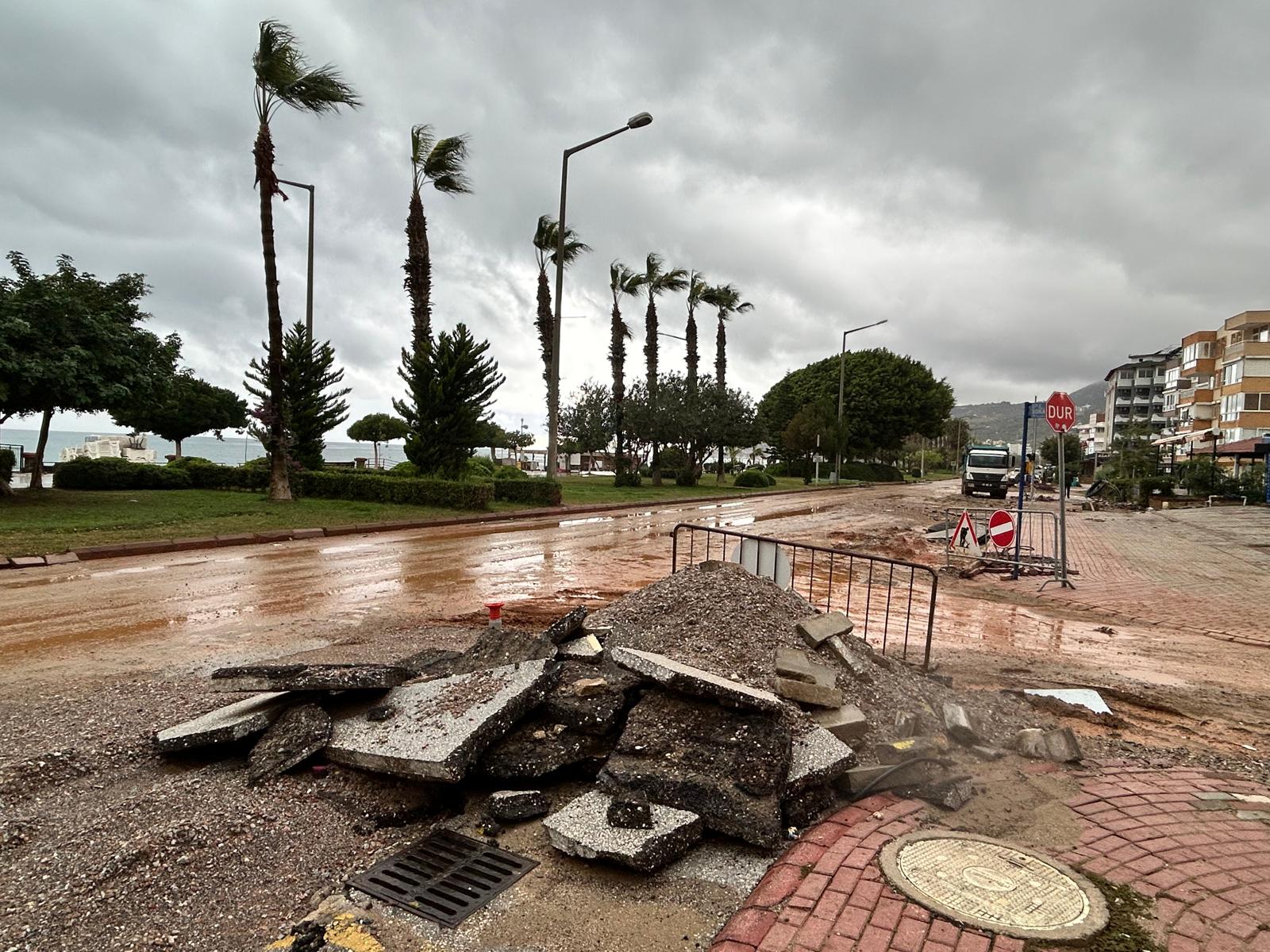 Antalya’daki Yağış Yolları Söktü (4)