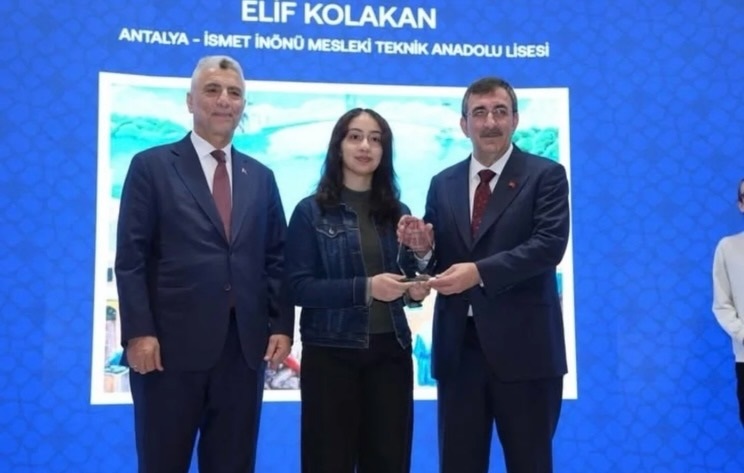 Antalyalı Elif’in Ödülünü Cumhurbaşkanı Yardımcısı Cevdet Yılmaz Verdi (1)