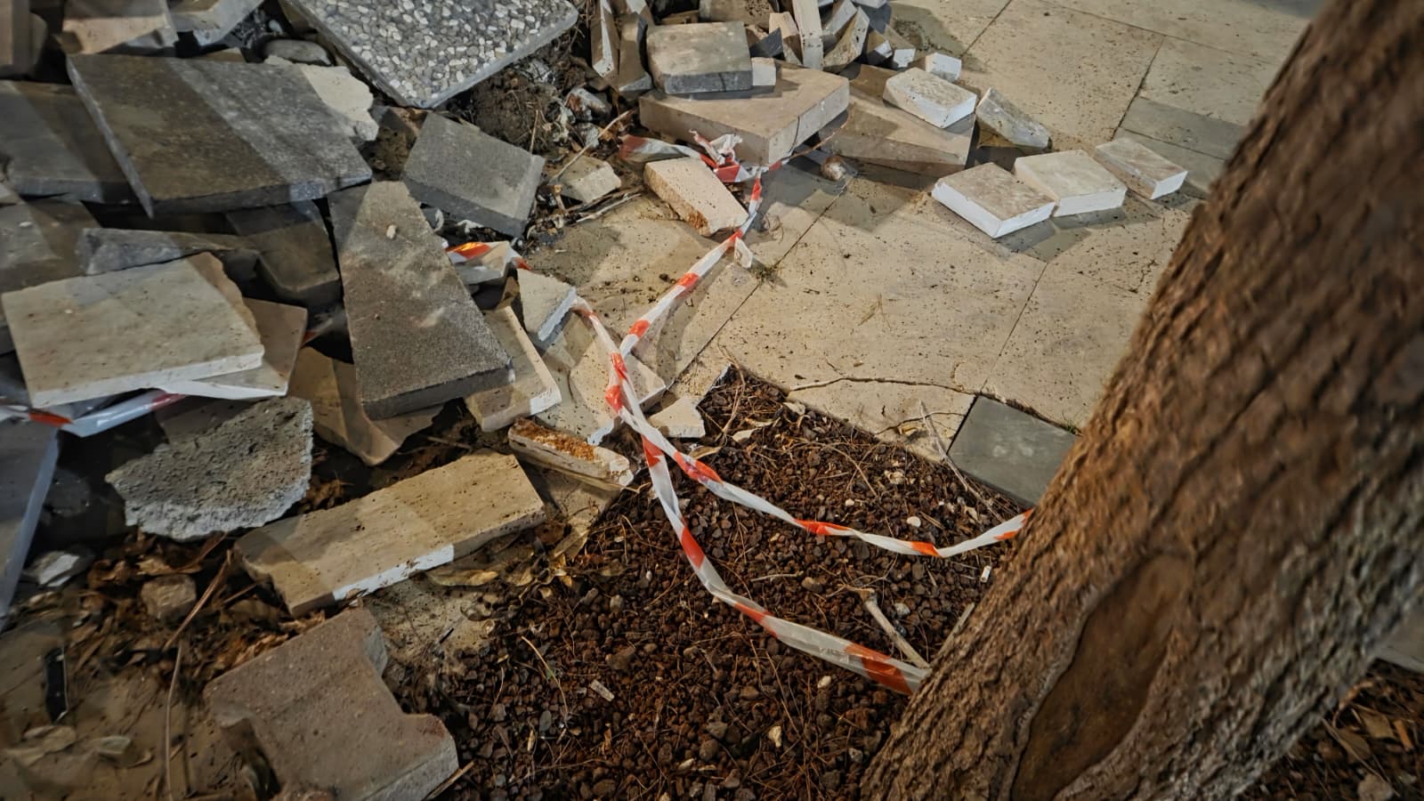 Antalya’nın Dünyaca Ünlü Konyaaltı Sahili'nde Yenileme Var Temizlik Yok (1)