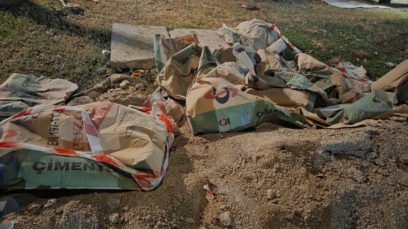 Antalya’nın Dünyaca Ünlü Konyaaltı Sahili'nde Yenileme Var Temizlik Yok (8)