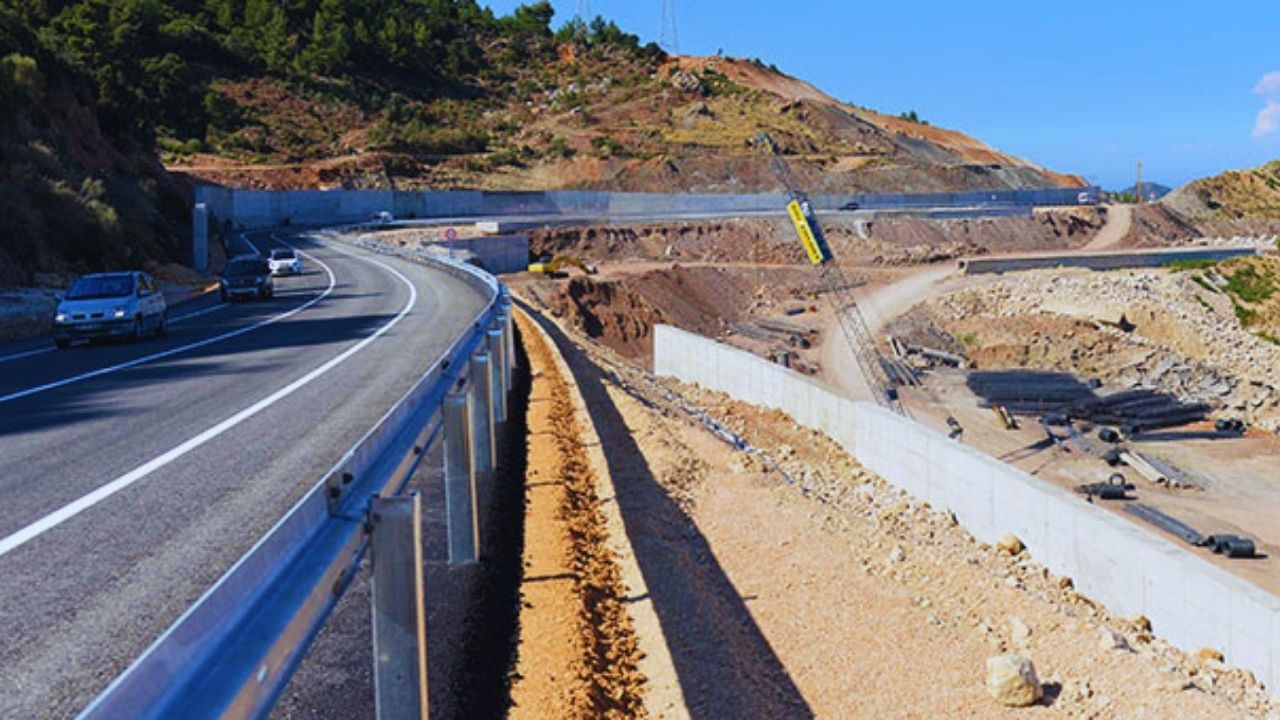 Antalya’nın En Önemli Yolunda Değişiklik! Yaya Yolları Kaldırılıyor (1)