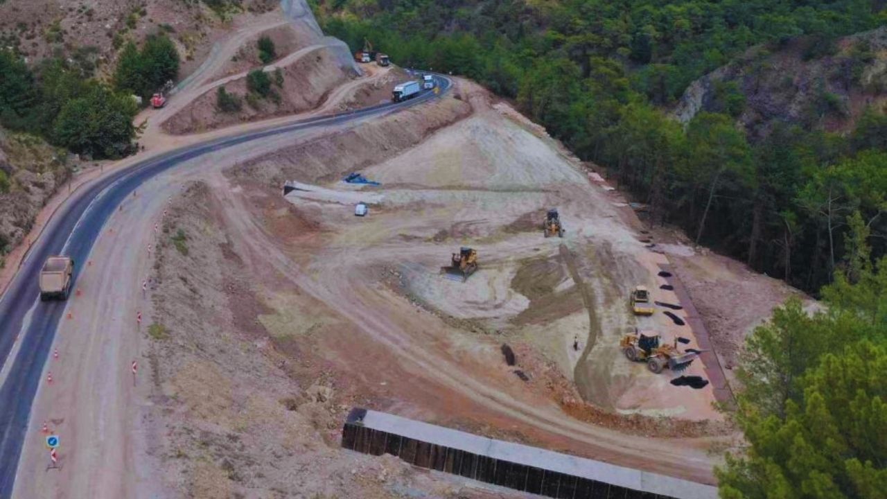 Antalya’nın En Önemli Yolunda Değişiklik! Yaya Yolları Kaldırılıyor (3)