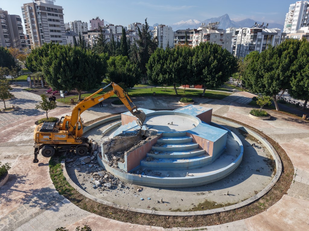 Antalya’nın O Ilçesi Sil Baştan (1)