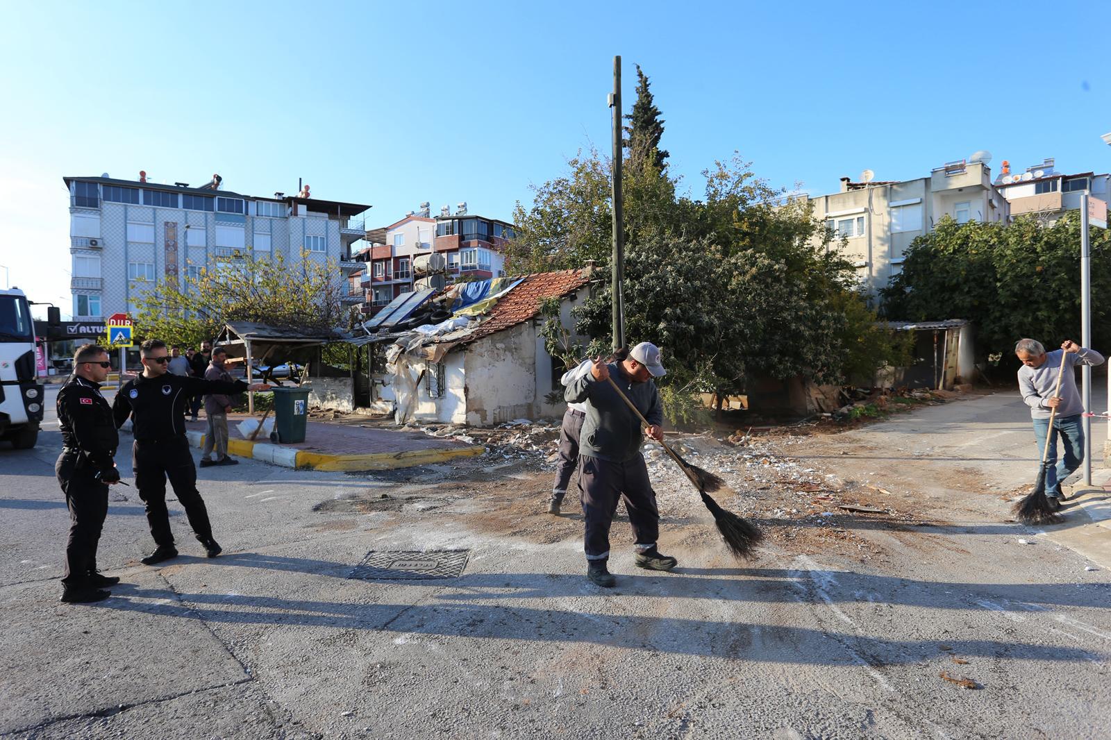 Belediye Ev Temizledi Iki Kamyon Atık Çıktı (1)