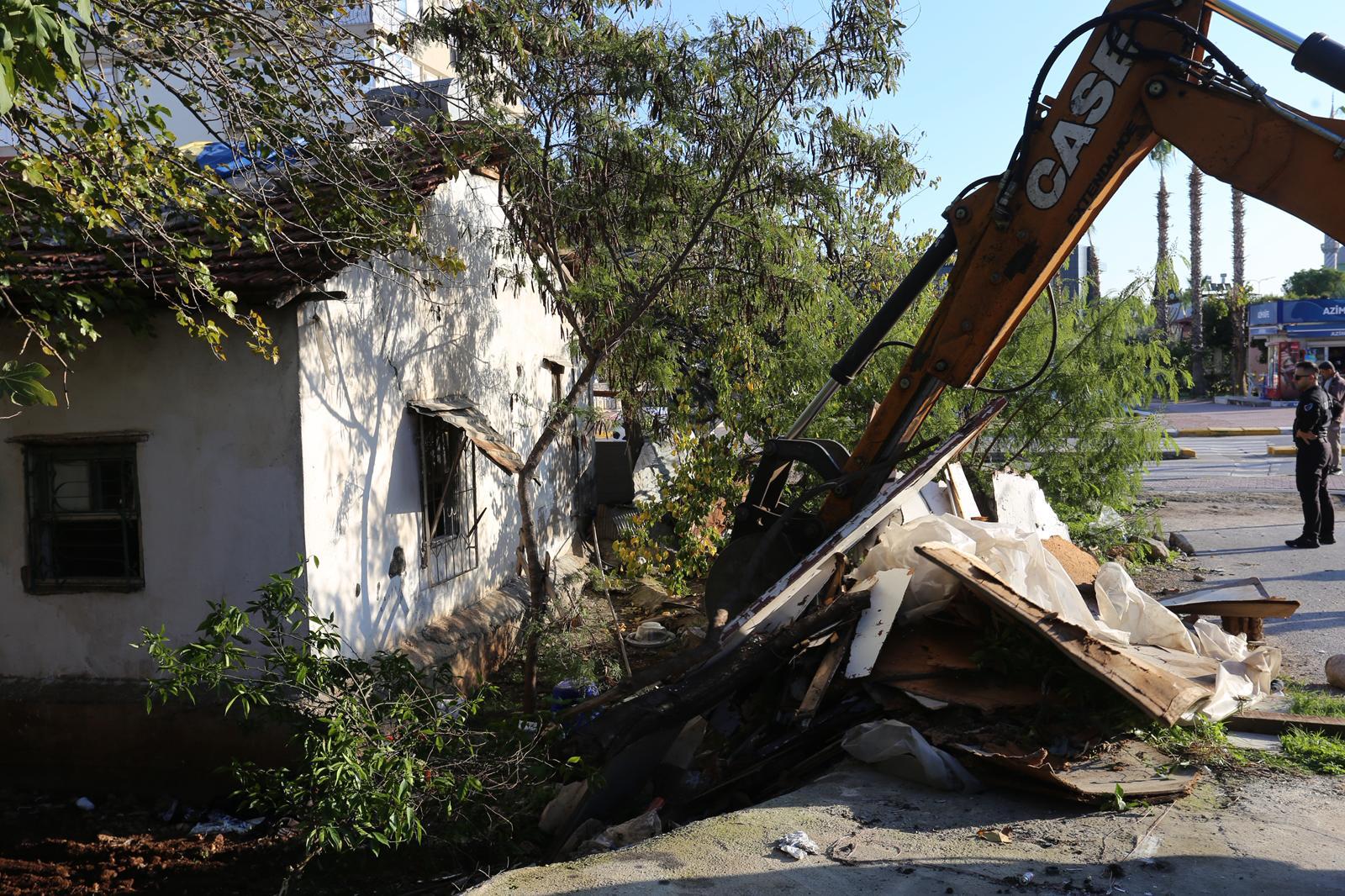 Belediye Ev Temizledi Iki Kamyon Atık Çıktı (6)