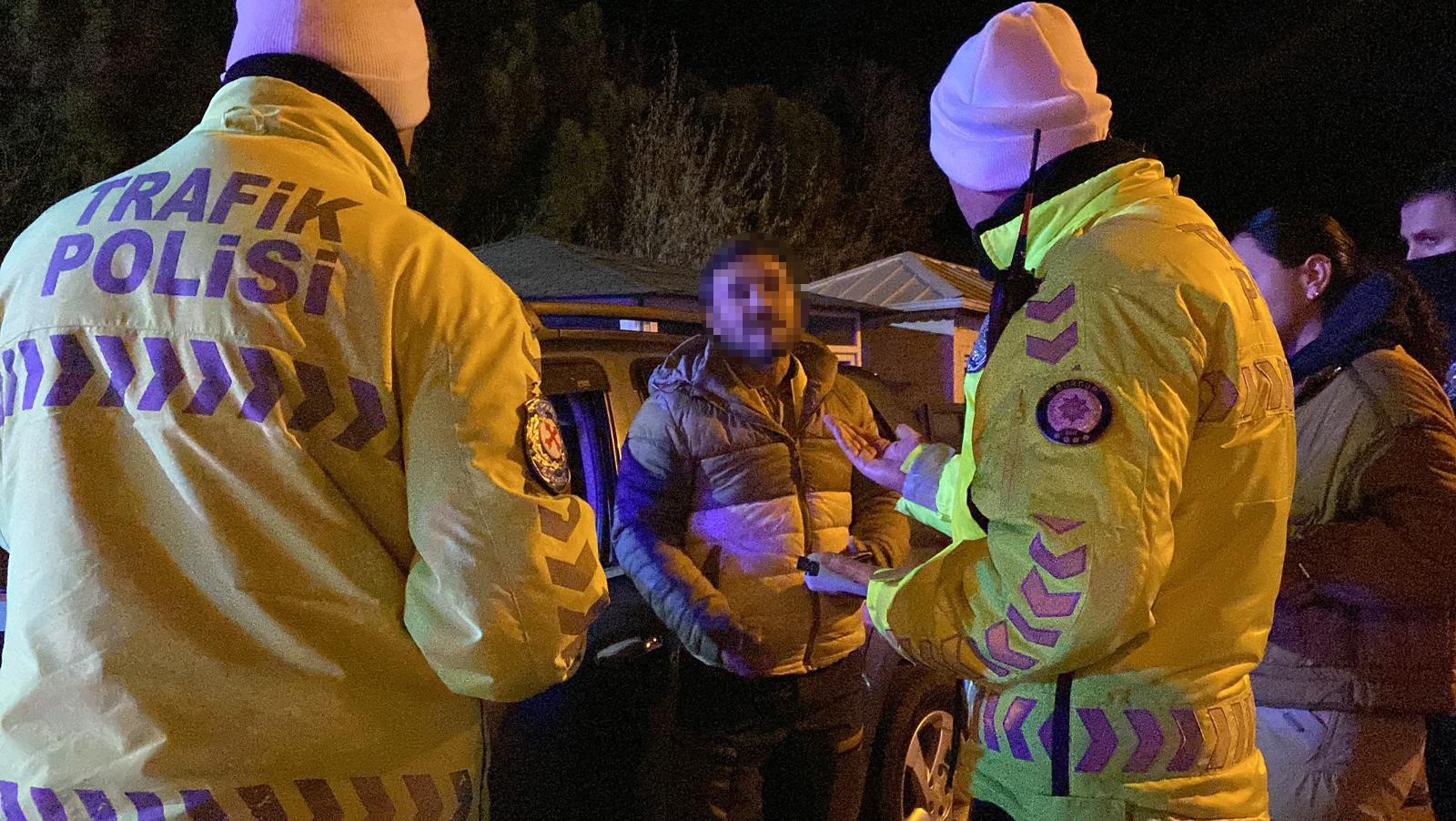 Ehliyetini Yenilemediği Için Ceza Yedi! Ceza Yememek Için Polisi Tehdit Etti (1)