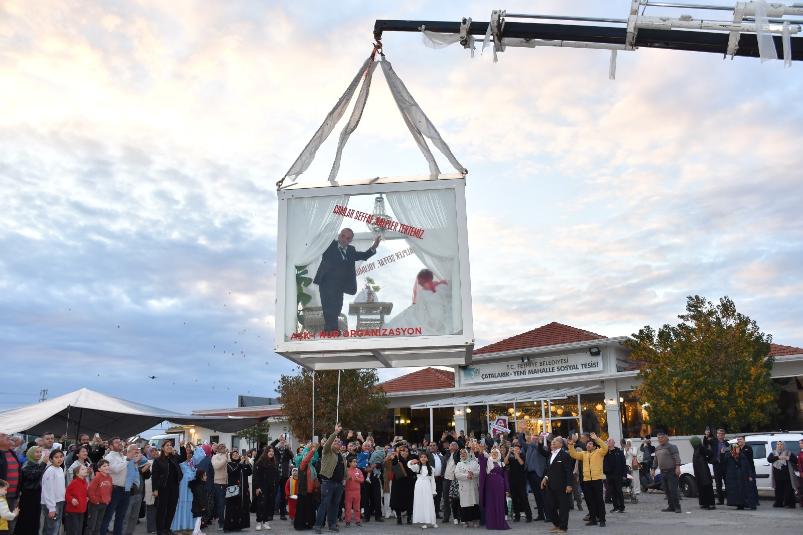 Gelin Damat Vitrine Girdi (1)